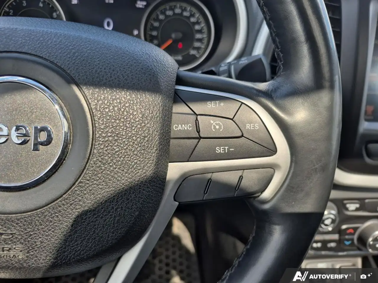Jeep Cherokee снимка Jeep Cherokee