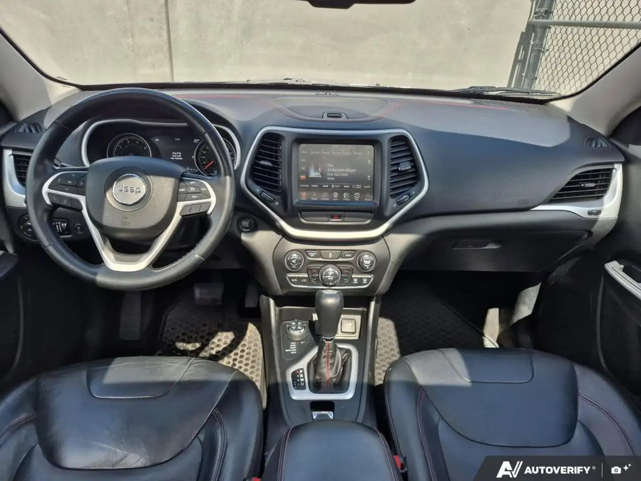 Jeep Cherokee снимка Jeep Cherokee