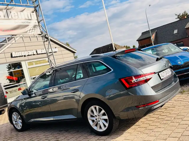 Skoda Superb view 5
