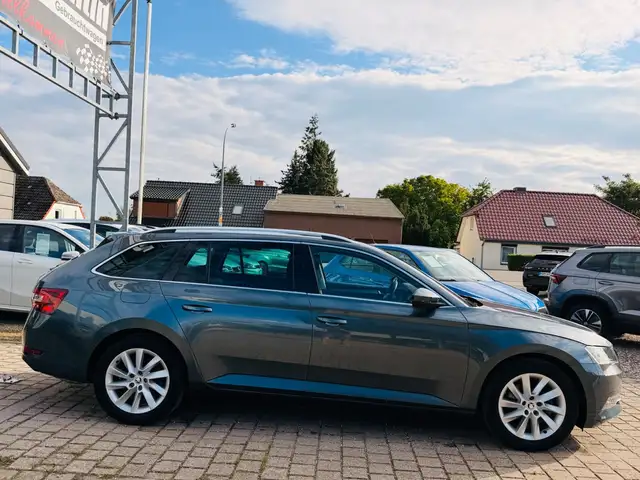 Skoda Superb view 7