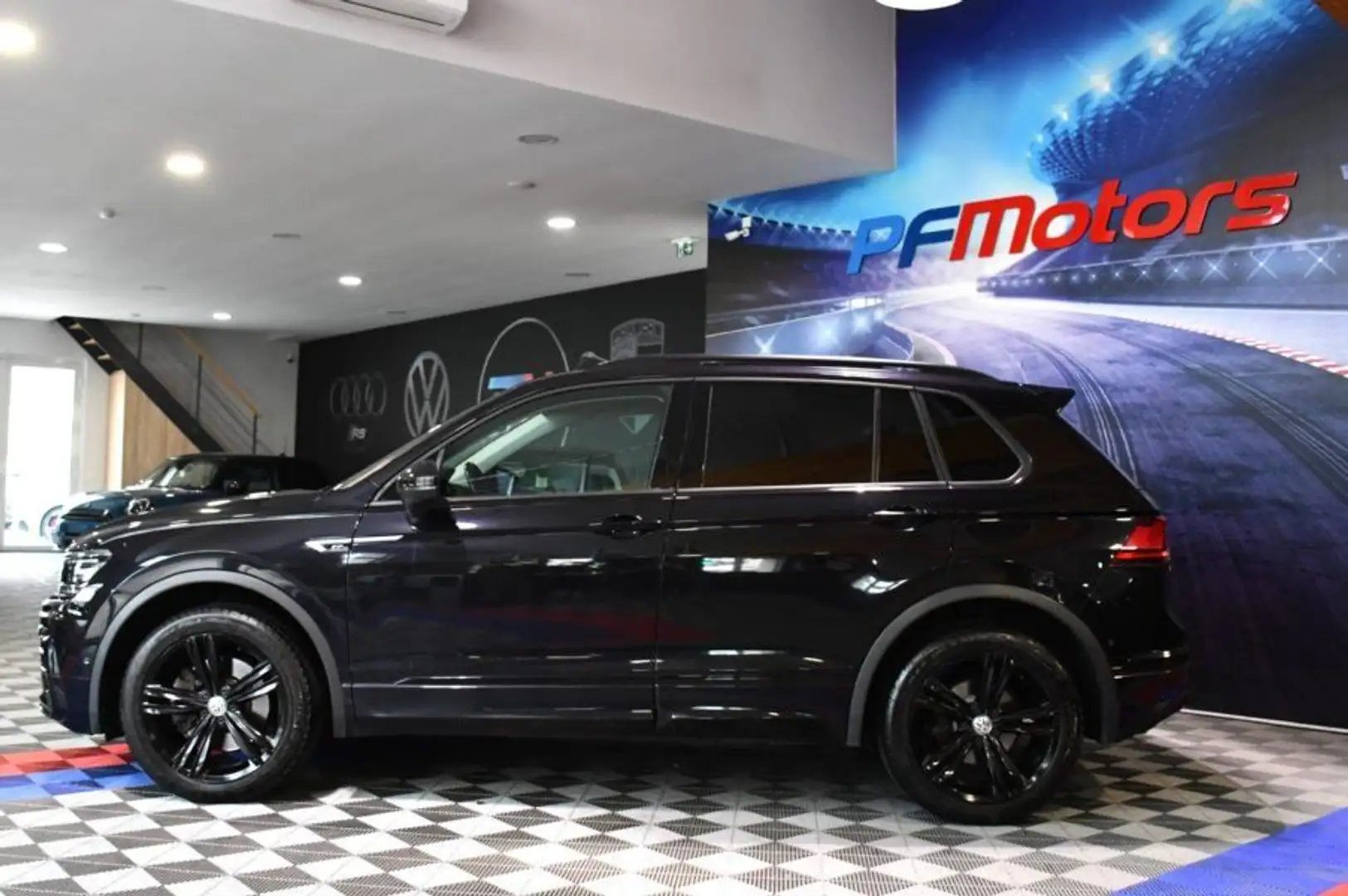 Volkswagen Tiguan R-Line Carat Exclusive 2.0 TDI 190 DSG 4Motion GPS Pro ACC DCC Virtual Attelage Caméra Vebasto Front Lane JA 19 Schwarz - 2