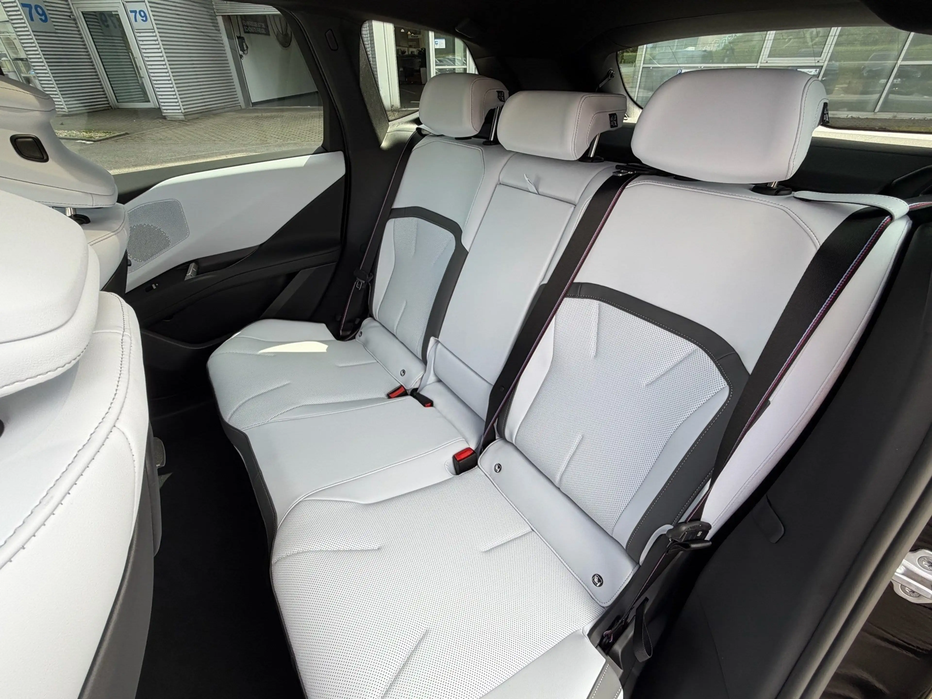 BMW iX3 40 M Sport Pro, 3D Head-up, AHK, Massage, Pano — photo 14