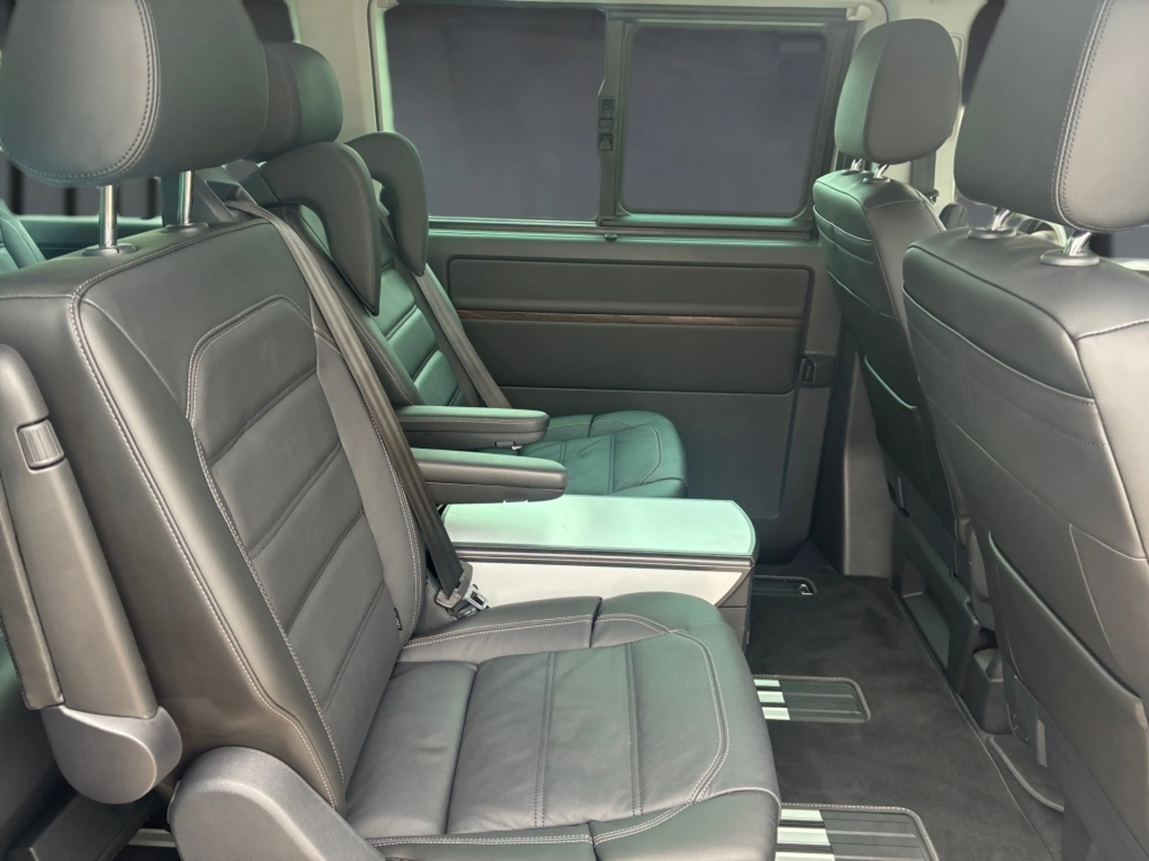 Volkswagen T6.1 Multivan 2.0 TDI 4Motion Stand-H+ACC+AHK — photo 14