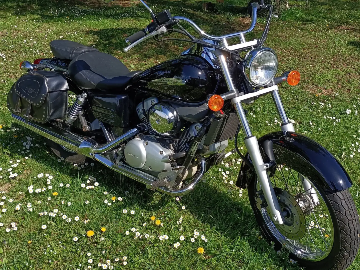 Honda Shadow 125 Schwarz - 1