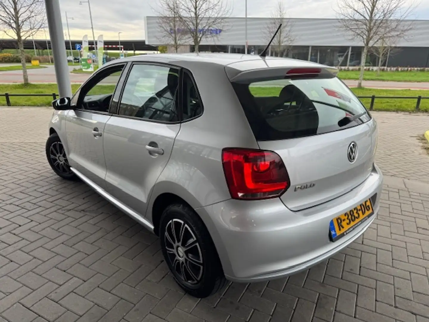 Volkswagen Polo 1.2 EASYLINE 5-DRS. + AIRCO Gris - 2