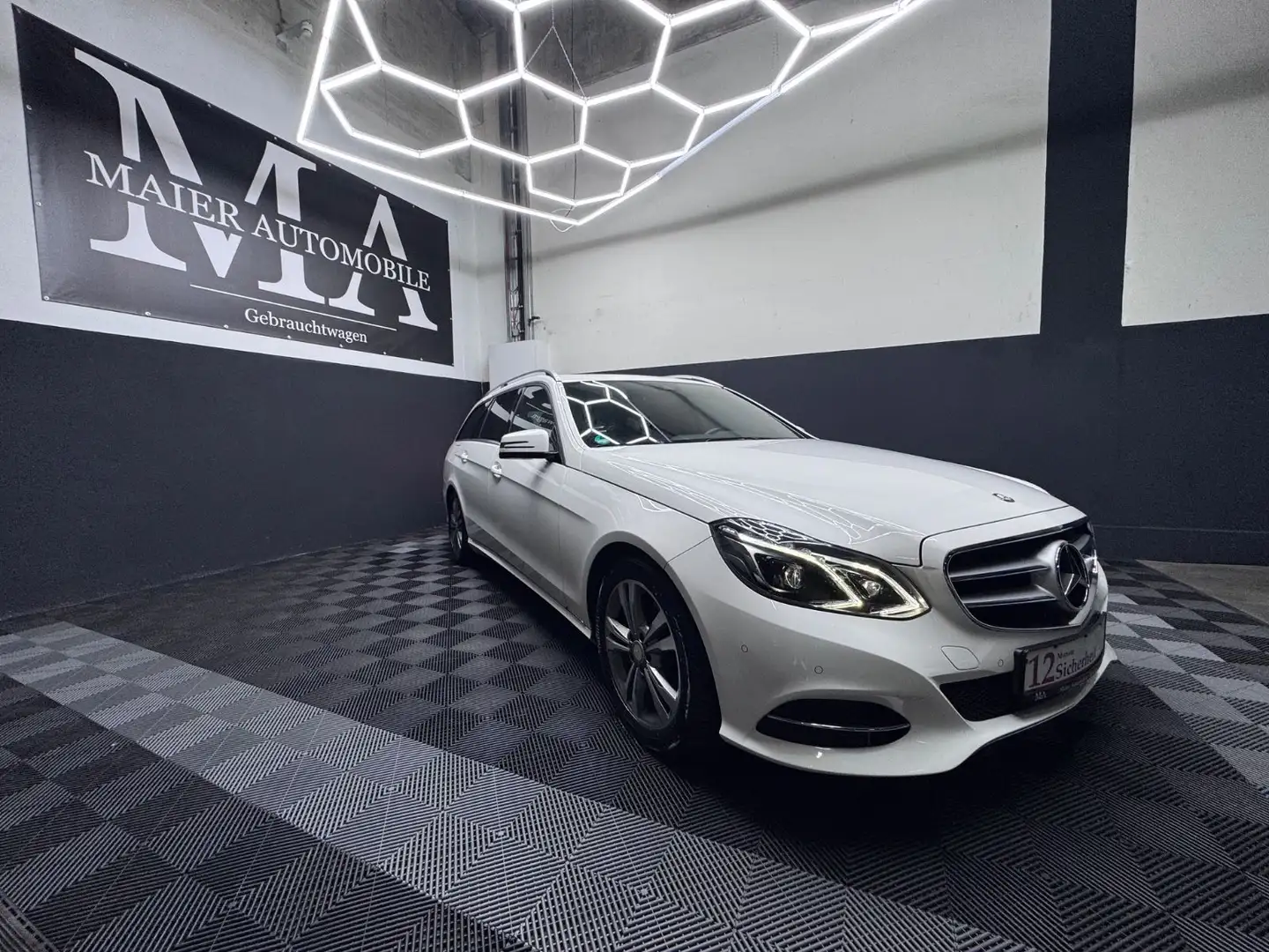 Mercedes-Benz E 200 T-Modell BlueEfficiency*LED*AHK*TEMP*LEDER Weiß - 1