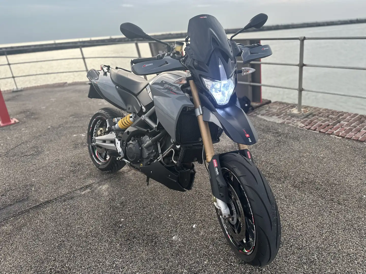 Aprilia Dorsoduro 1200 ABS/ATC Grijs - 1
