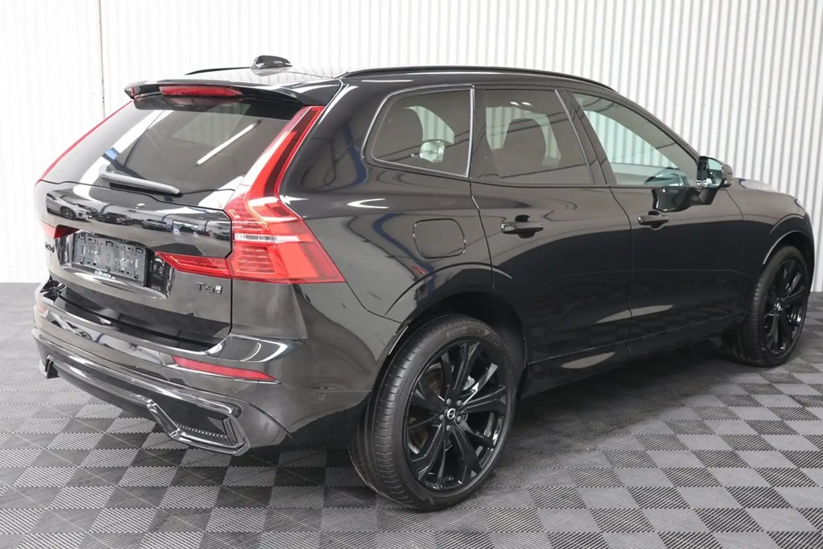 Volvo XC60 T6 Recharge Plug-in Hybride AWD Plus Black Edition Zwart - 2