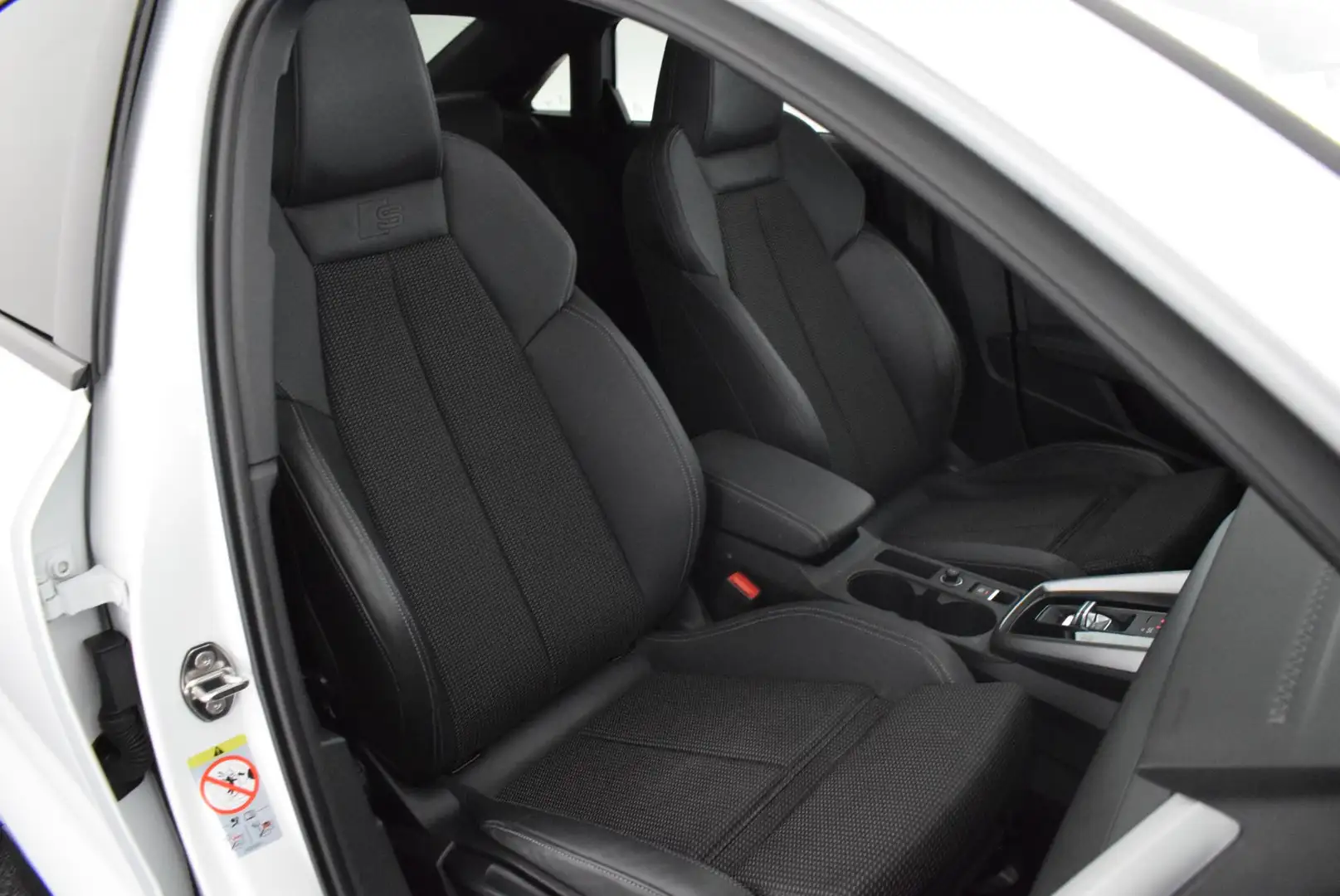 Audi A3 Limousine 35 TFSI 150pk S-Tronic 2x S-Line Black E Wit - 2