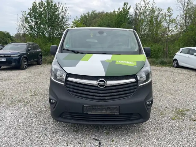 Opel Vivaro view 2