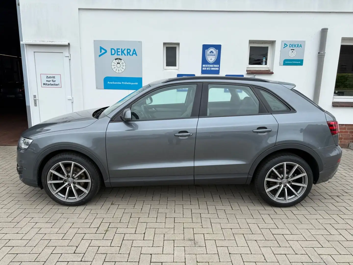 Audi Q3 2.0 TFSI Quattro*XENON*NAVI*AHK*ABT* Gris - 2