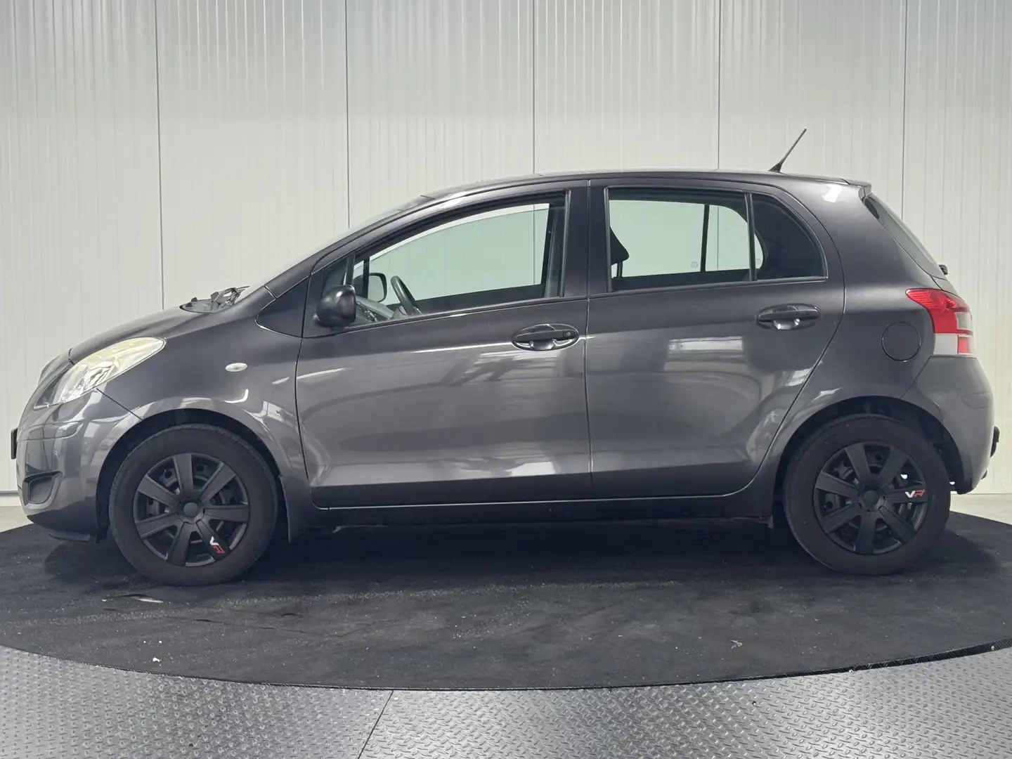 Toyota Yaris 1.3 VVTi Comfort RCD 5DRS NL Dealer onderhouden Grijs - 2