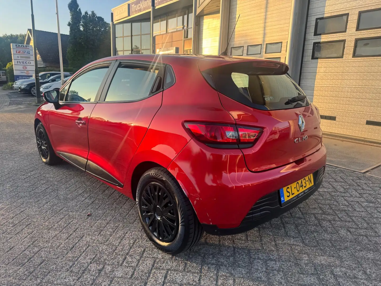 Renault Clio 1.2 Night & Day Airco,Navigatie,Trekhaak! Rood - 2