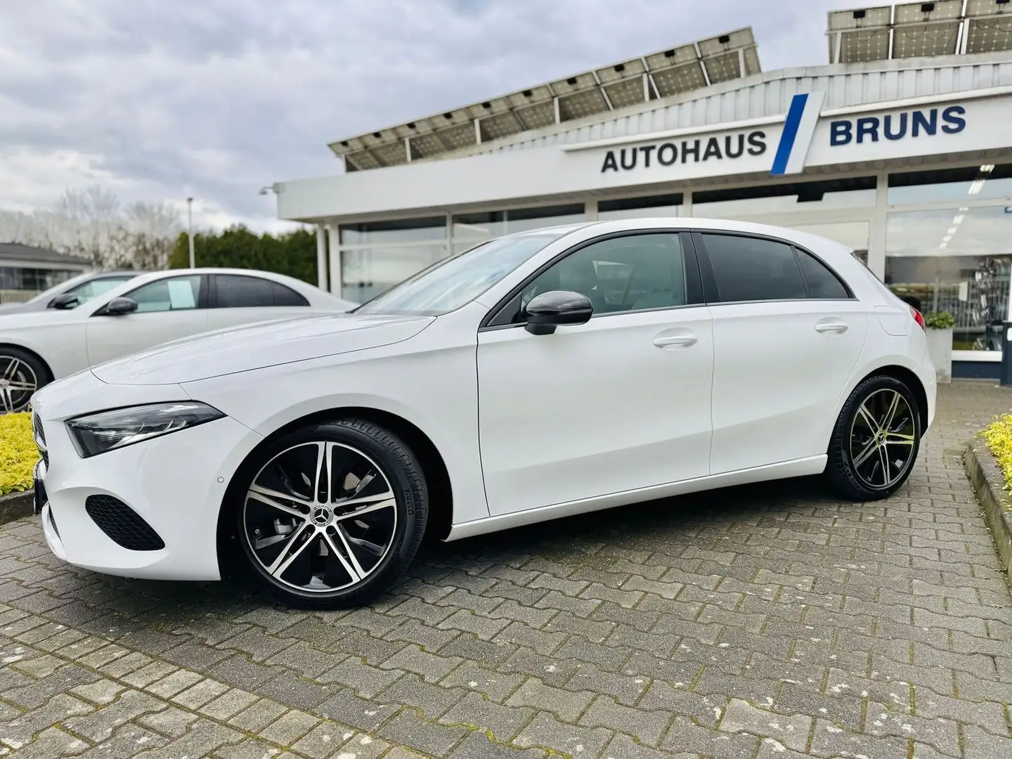 Mercedes-Benz A 180 PROGRESSIVE & NIGHT, Autom., Winter, RFK, LED, SHZ Weiß - 2