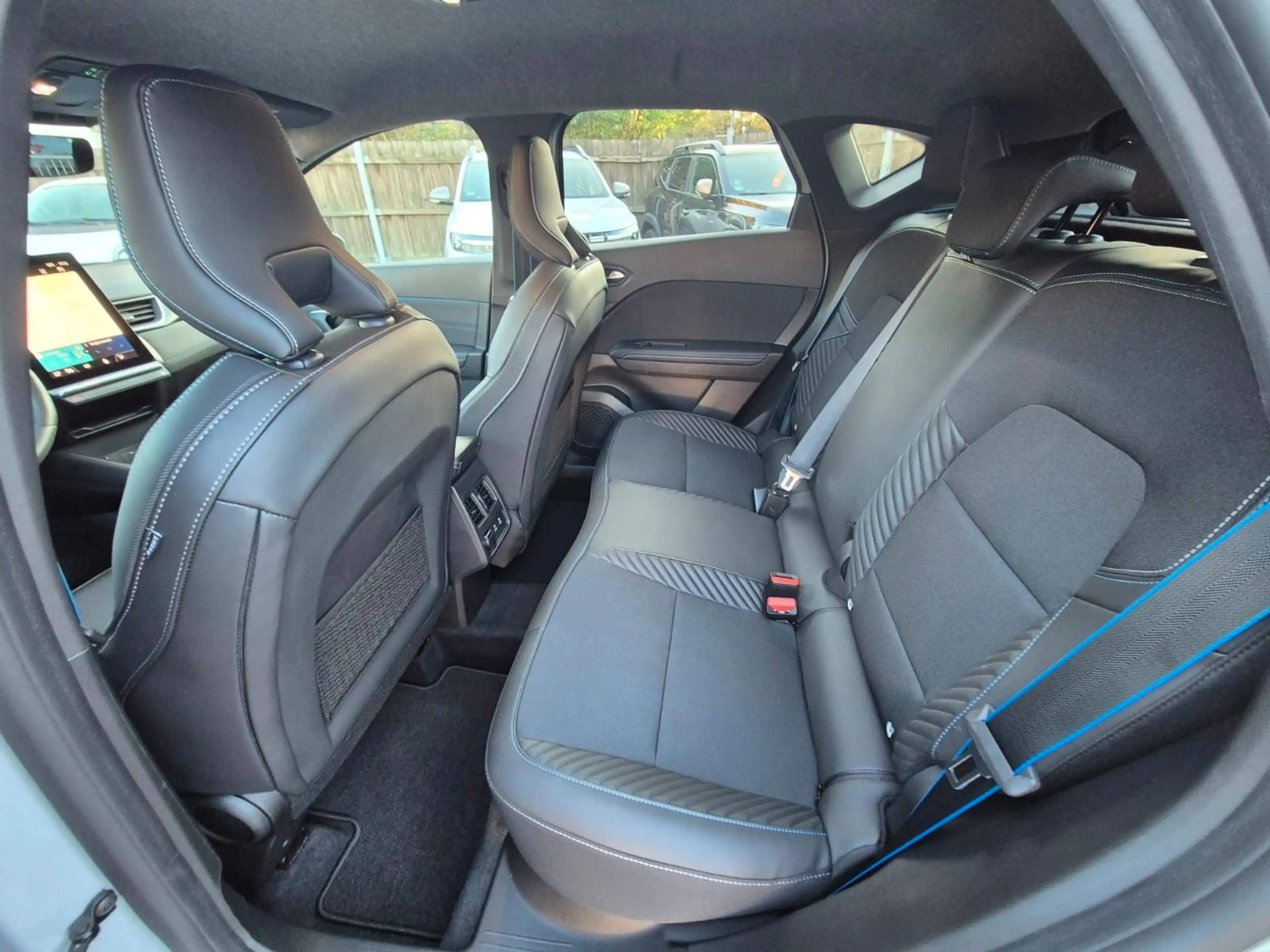 Renault Captur Esprit Alpine Mild Hybrid TCe 160 EDC 360 — photo 12