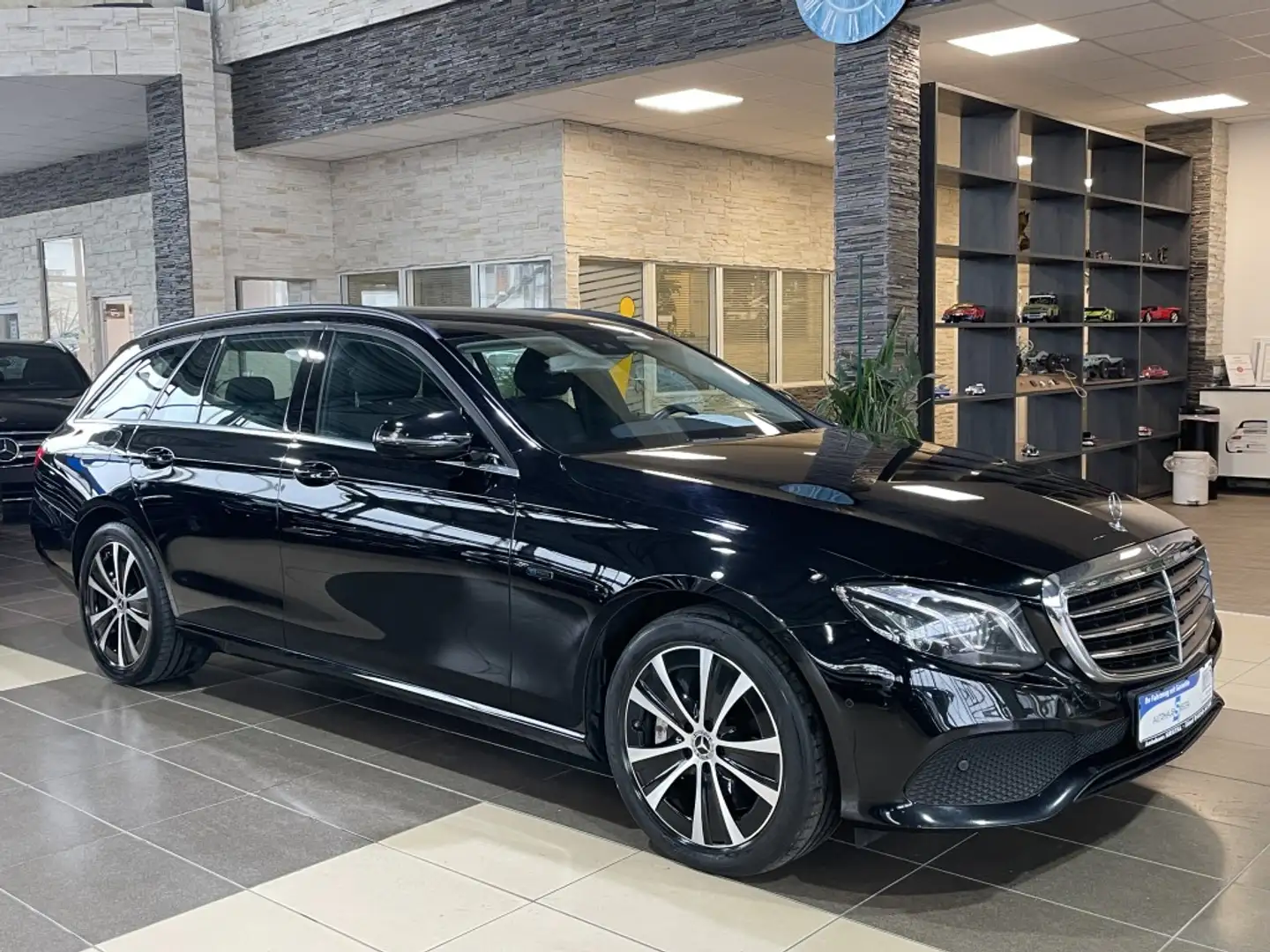 Mercedes-Benz E 300 Avantgarde*Leder*LED*Navi*dig.Cockpit*MBUX Schwarz - 1