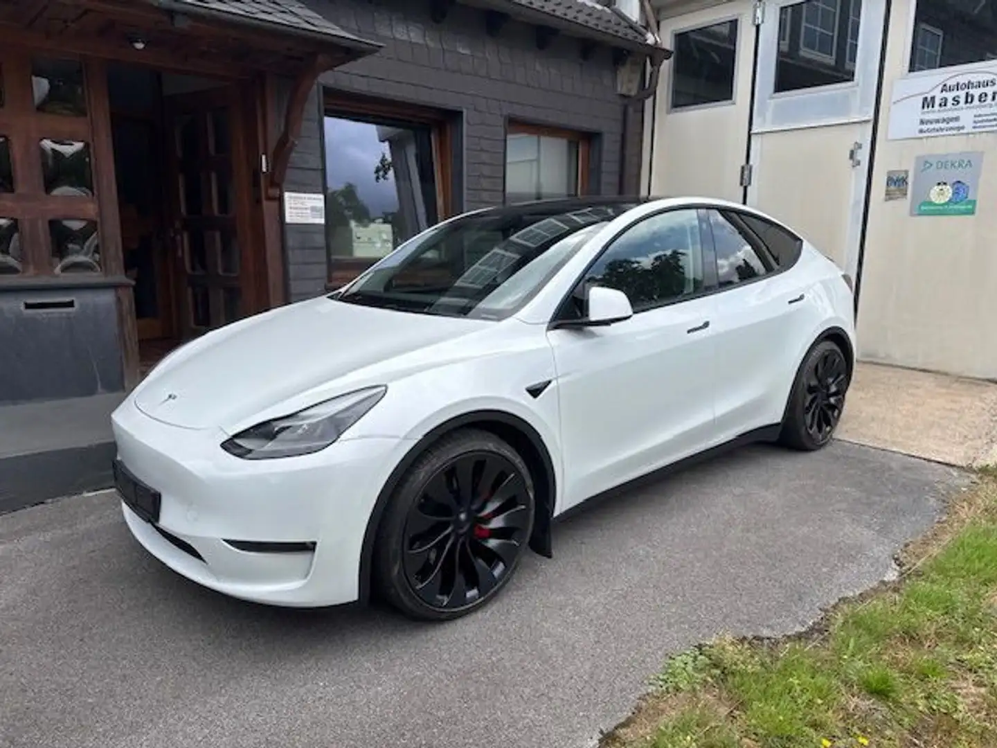Tesla Model Y PERFORMANCE Anhängerkupplung 8x Weiß - 1