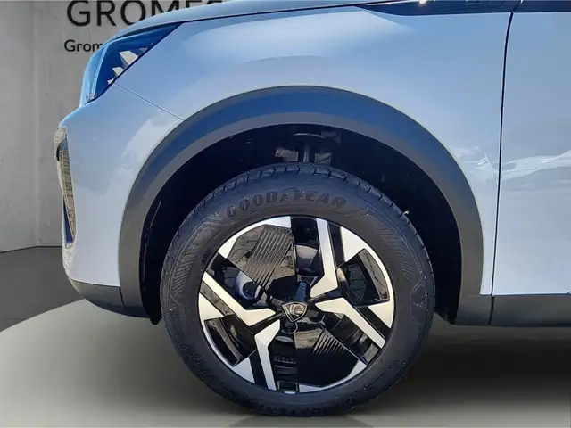 Peugeot 2008 view 11