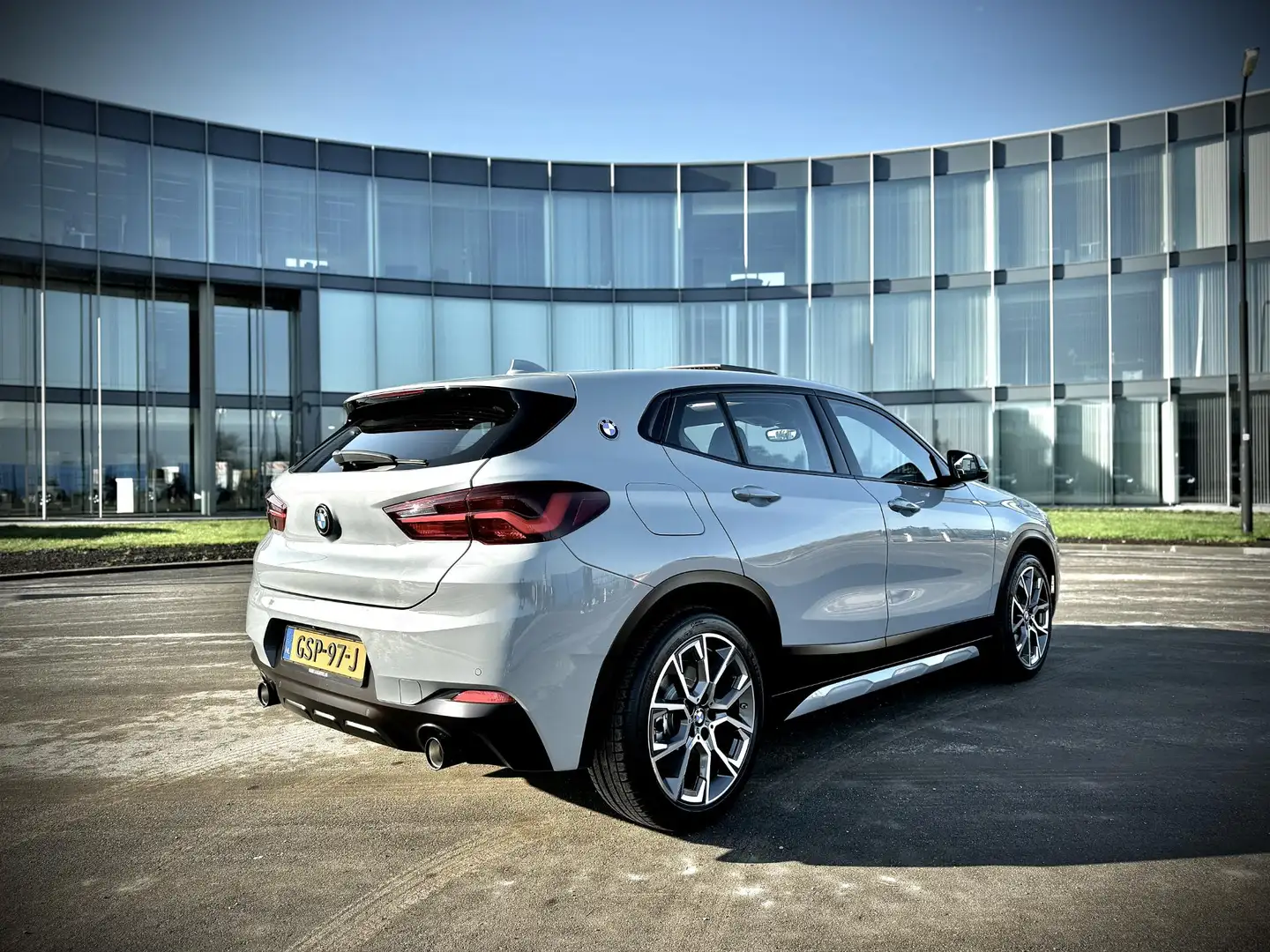 BMW X2 sDrive20i High Executive Grijs - 2