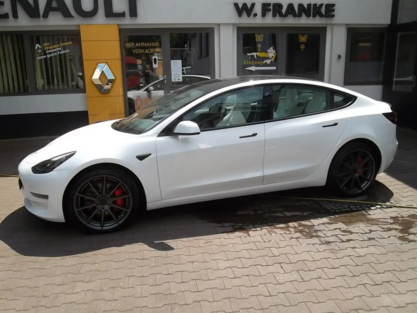 Tesla Model 3 Limousine in Weiß gebraucht in Breuberg für € 43.000