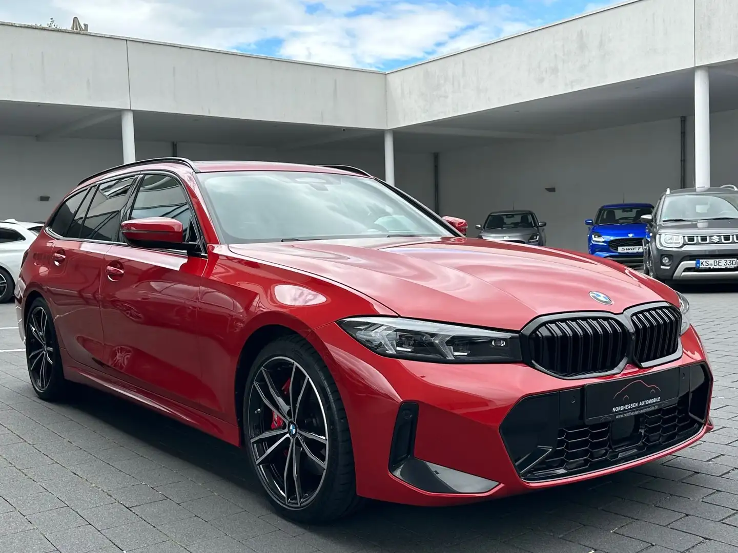 BMW 318 i Touring M Sport Pro Shadow-Line | Panorama Červená - 2