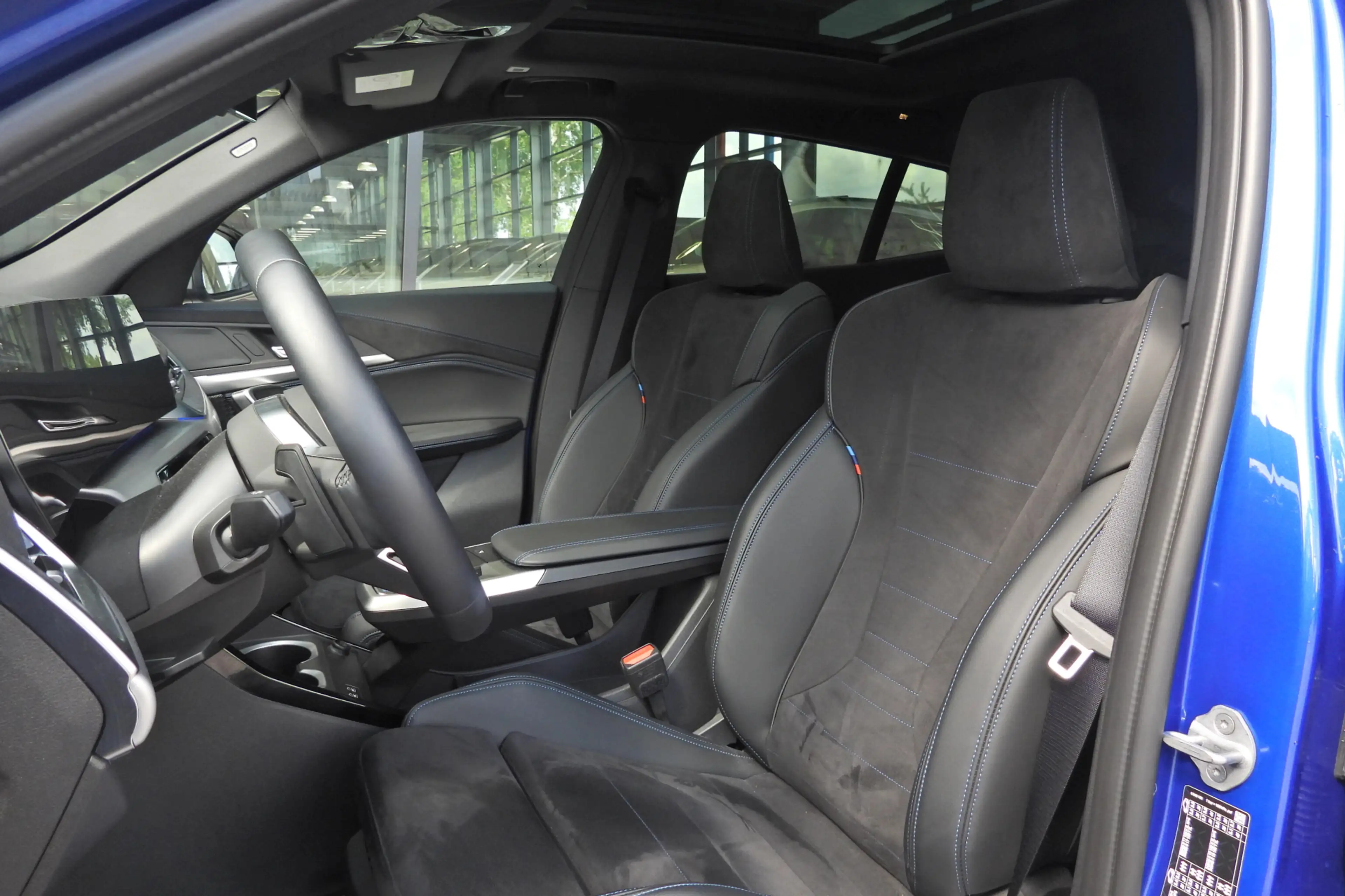 BMW iX2 eDrive20 M Sport / Panoramadak / Sportstoelen / Pa — photo 4