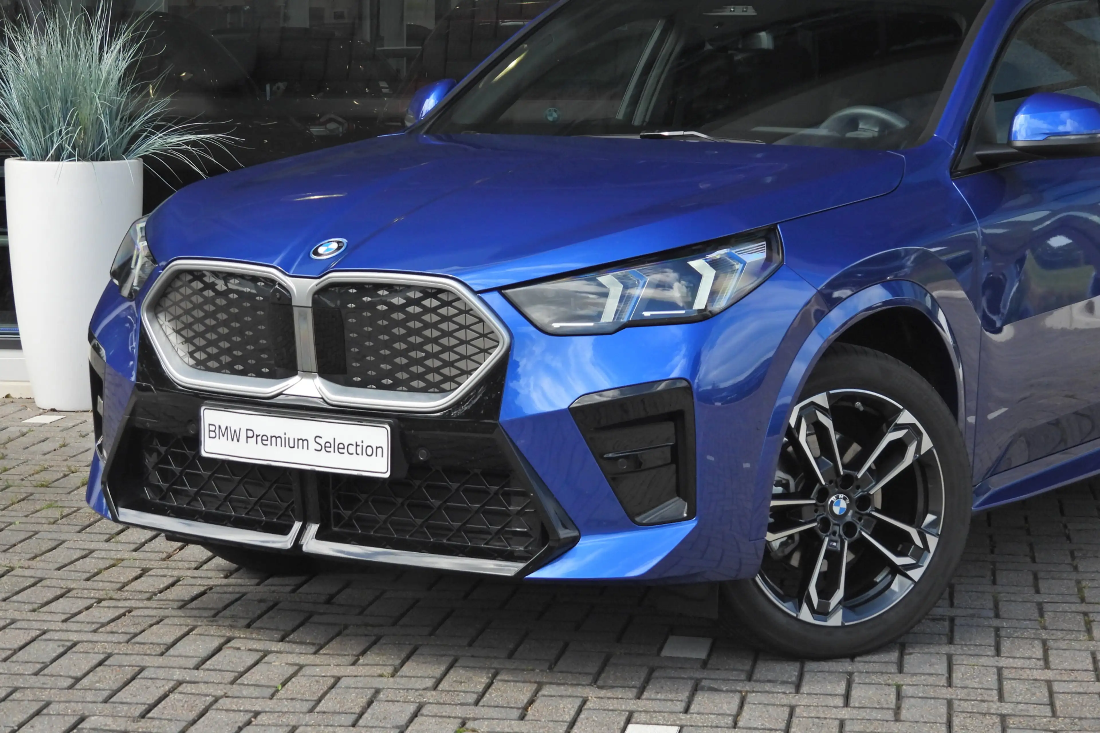BMW iX2 eDrive20 M Sport / Panoramadak / Sportstoelen / Pa — photo 2