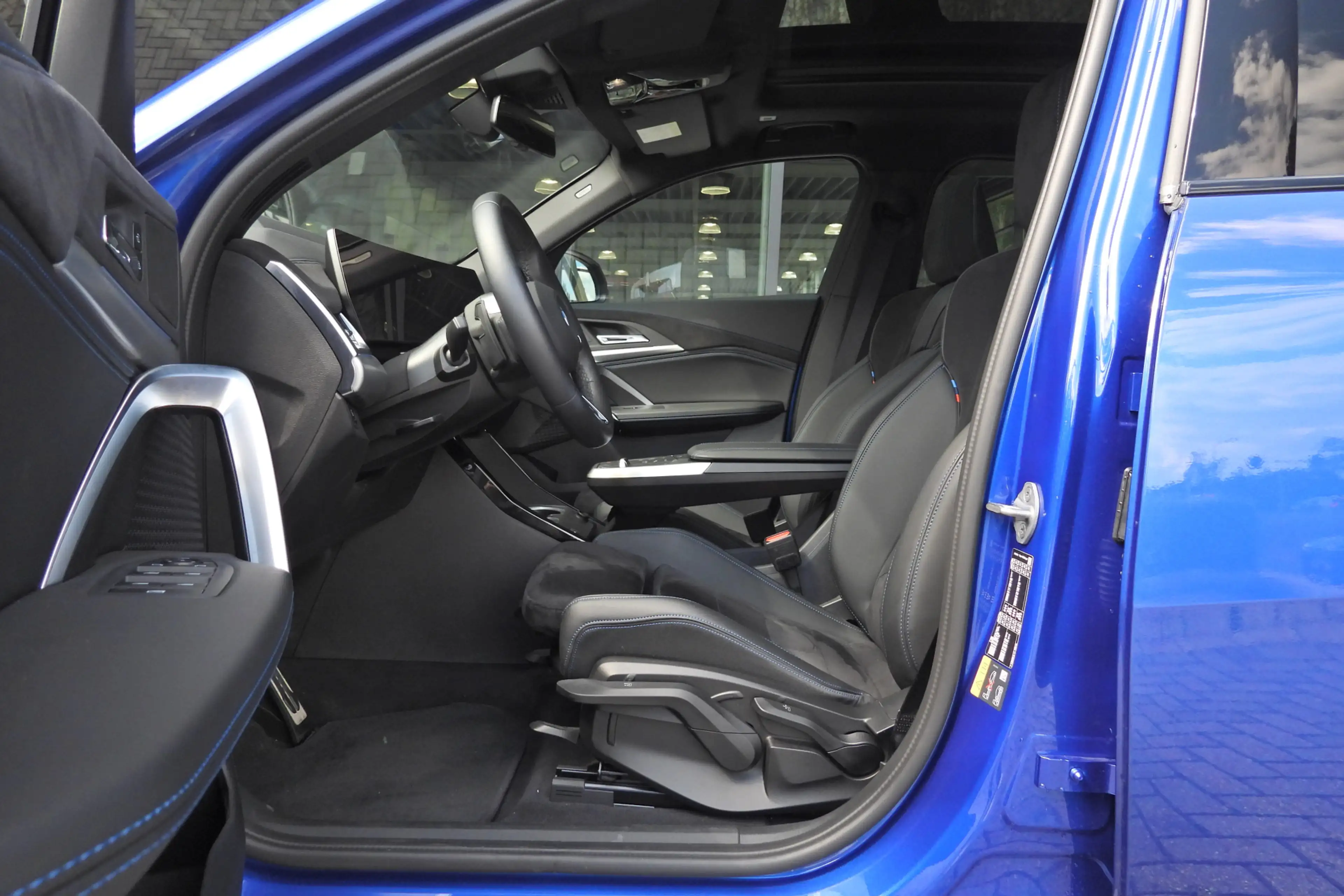 BMW iX2 eDrive20 M Sport / Panoramadak / Sportstoelen / Pa — photo 15