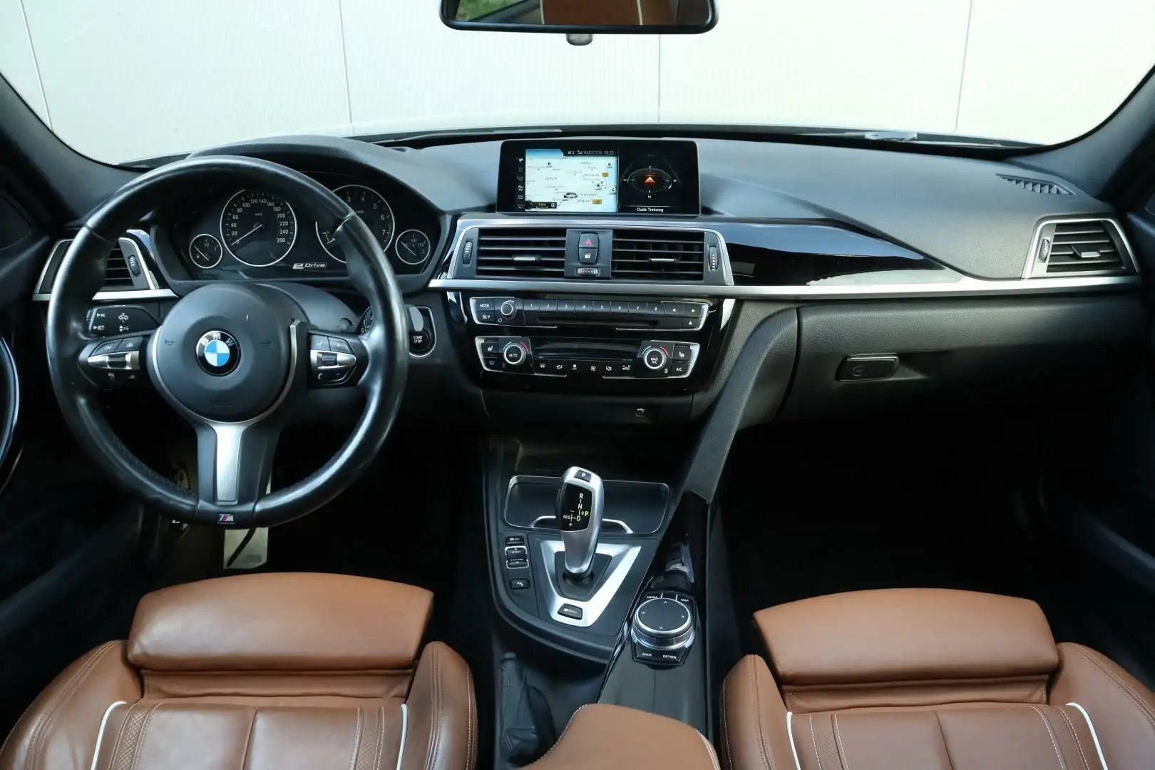 BMW 330 3-serie 330e M-Sport / M-Pakket / 252PK / Dak / Na siva - 2