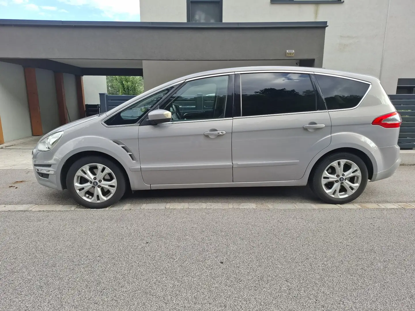 Ford S-Max Titanium 2,0 TDCi DPF Aut. Silber - 1