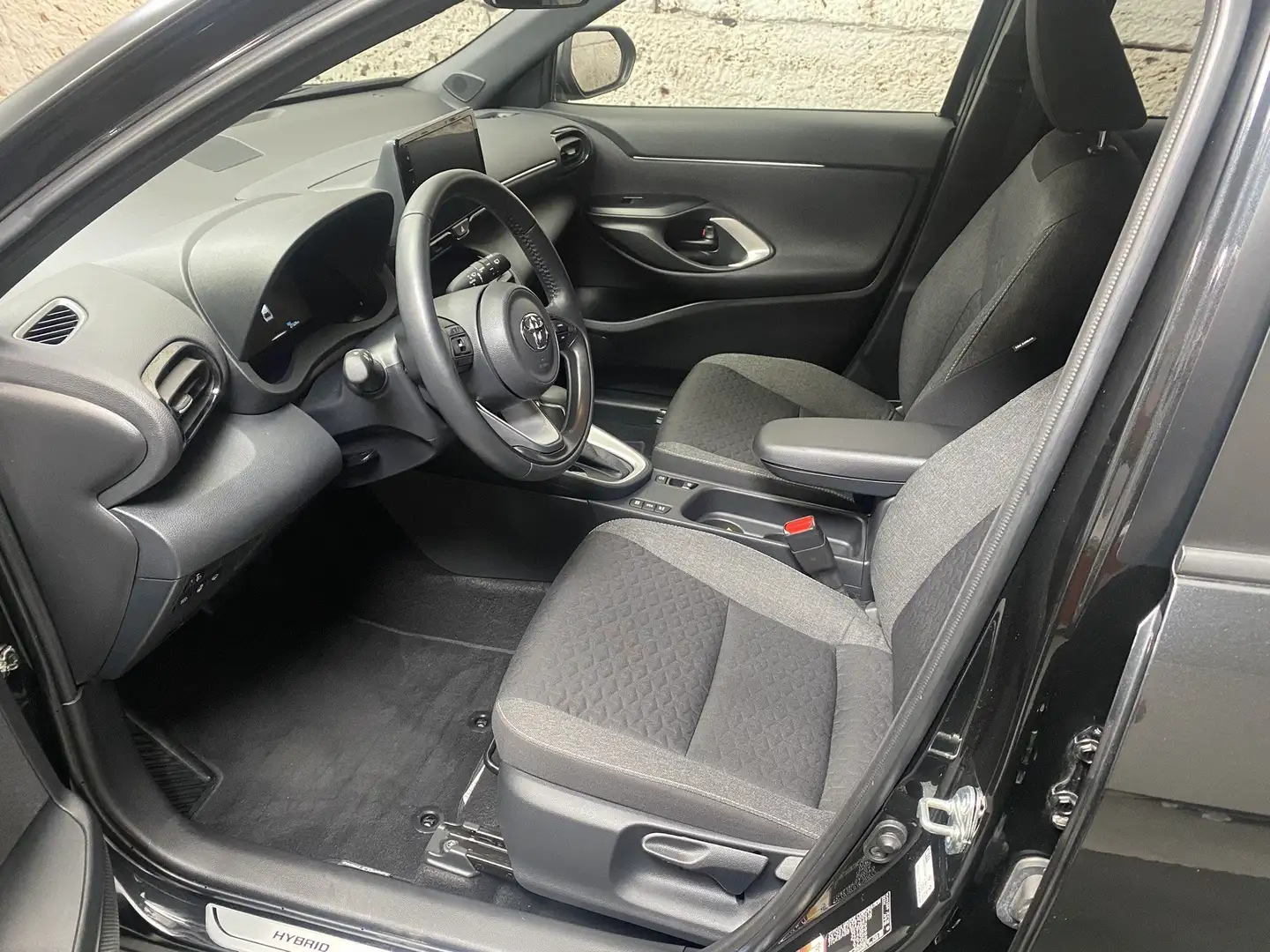 Toyota Yaris Cross 1,5 VVT-i Hybrid  Active Drive Schwarz - 2
