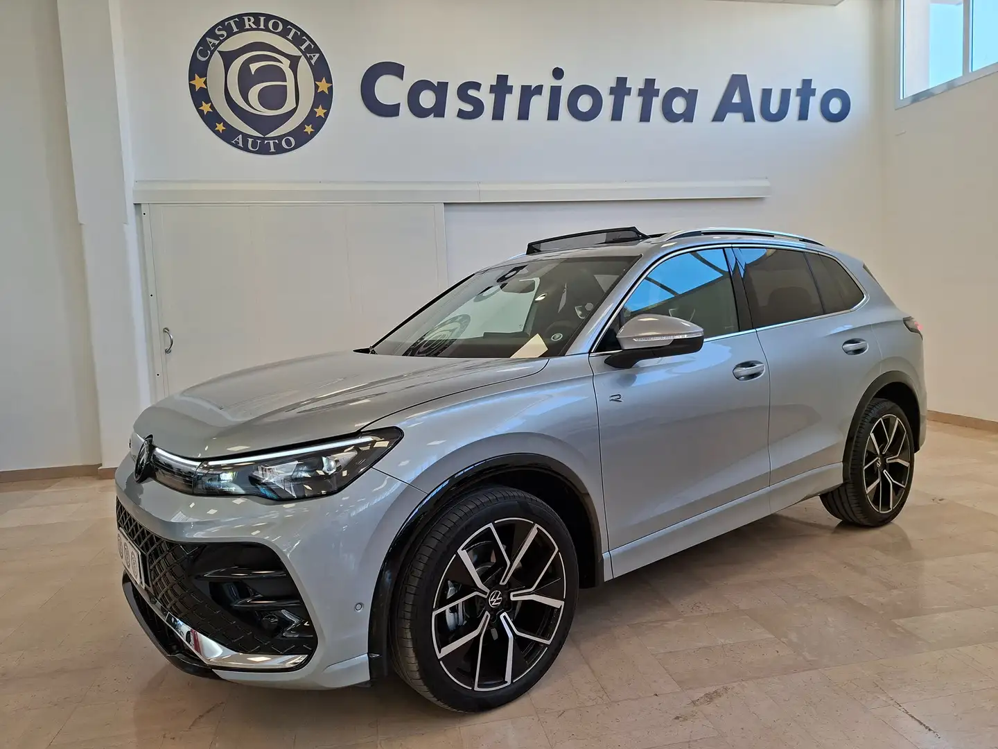 Volkswagen Tiguan III 2024 2.0 tdi R-Line Plus 150cv dsg KM 1.072 Grigio - 1