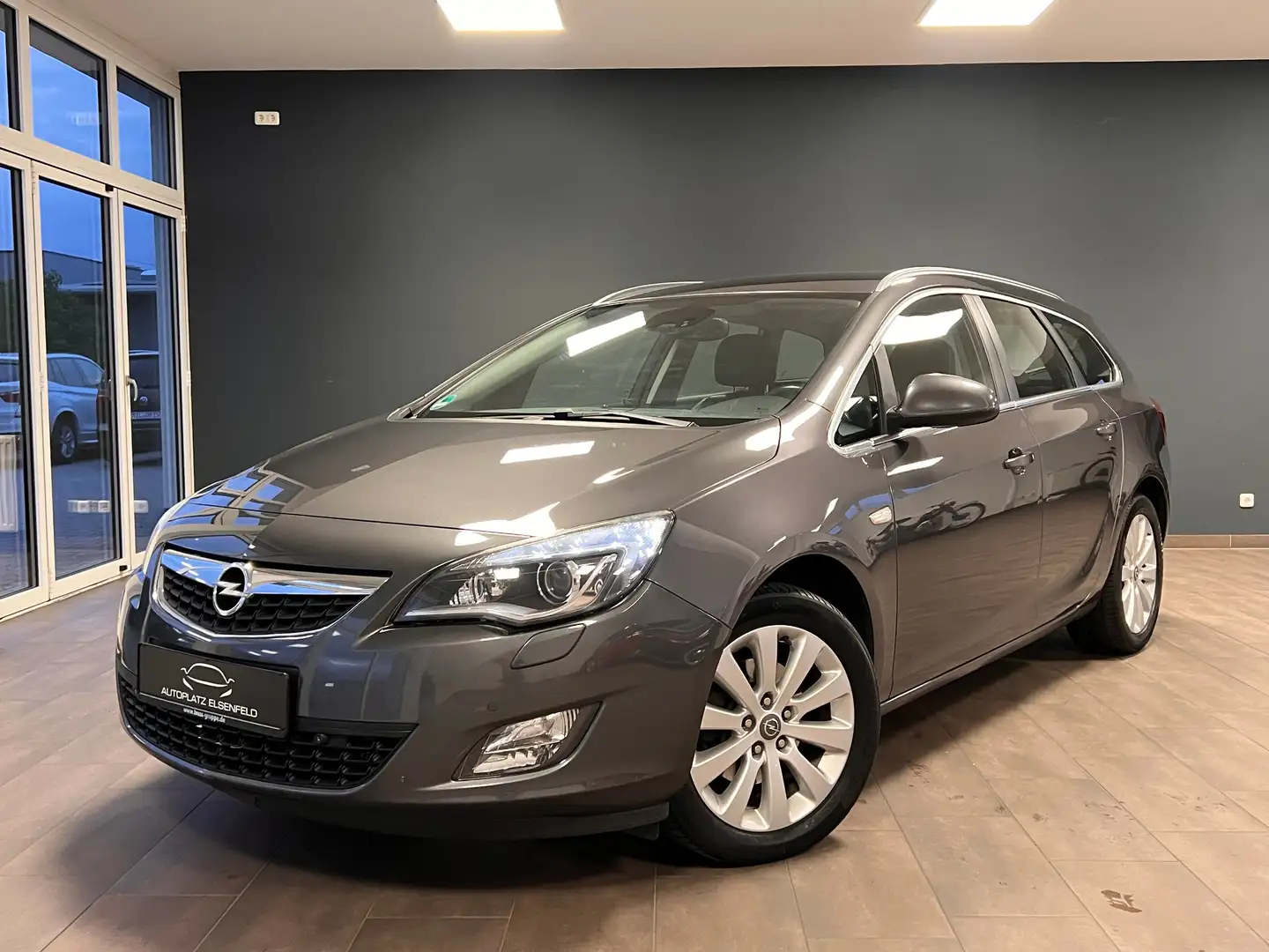 Opel Astra J 2.0 CDTi Innovation /LEDER/NAVI/XENON/AHK/PDC/ Gris - 1