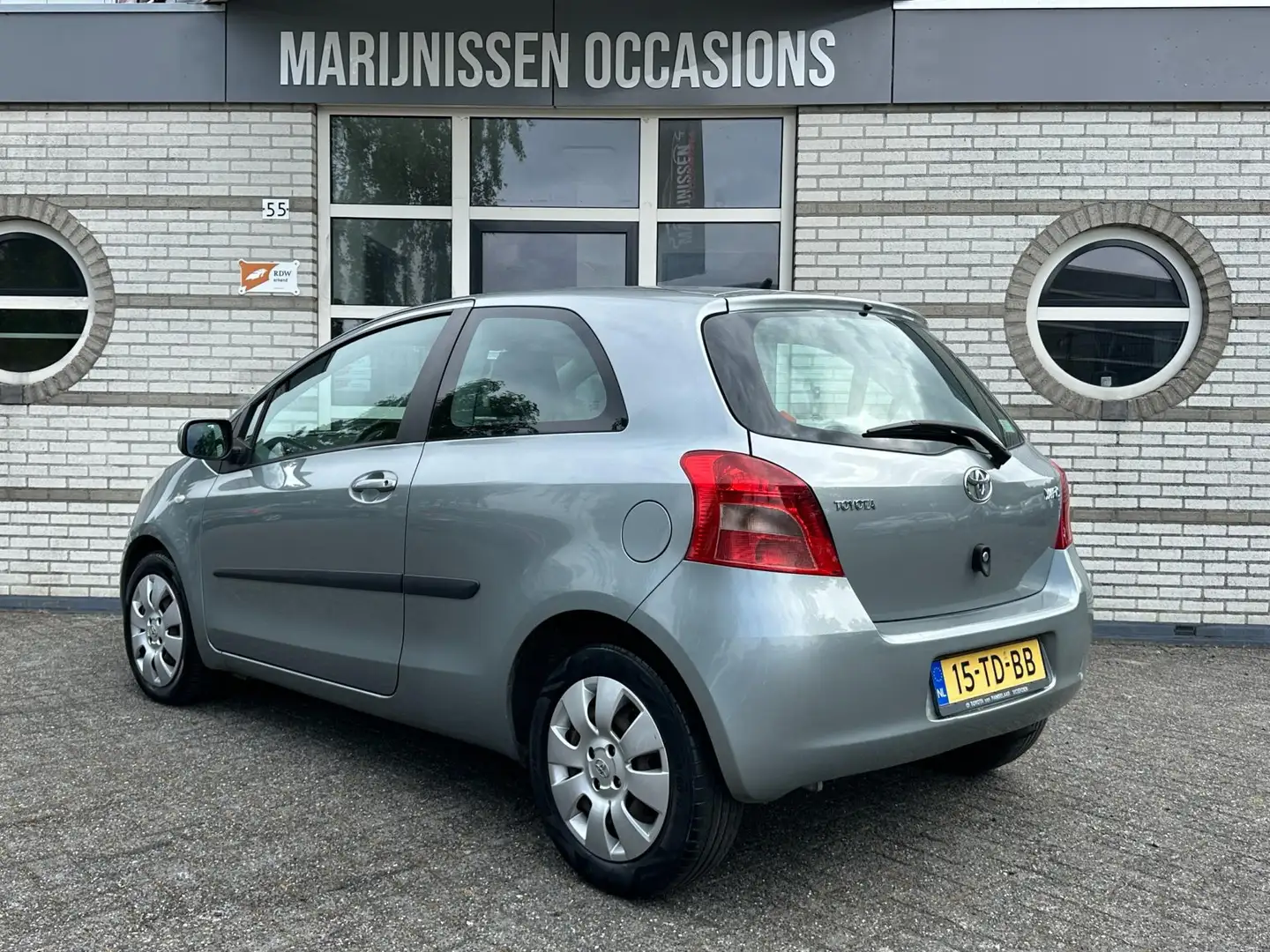 Toyota Yaris 1.3 VVTi Sol MMT |Automaat | Airco,ElekPakket| Grijs - 2