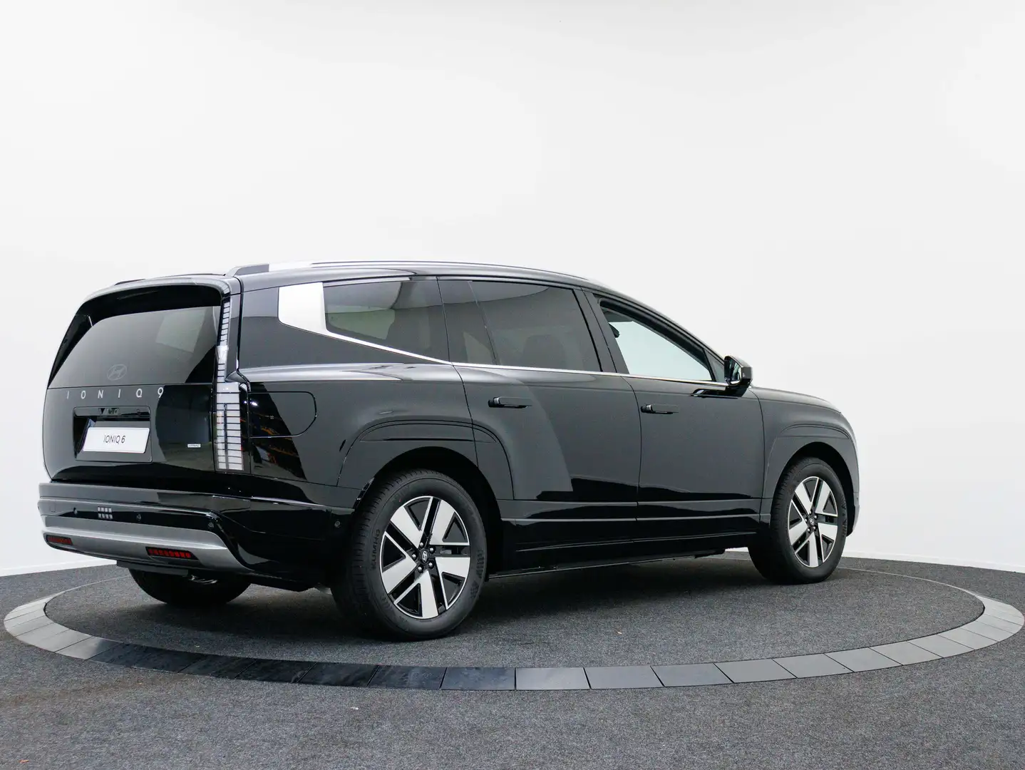 Hyundai IONIQ 9 110.3 kWh AWD Connect+ Automaat (Abyss Black Pearl Zwart - 2