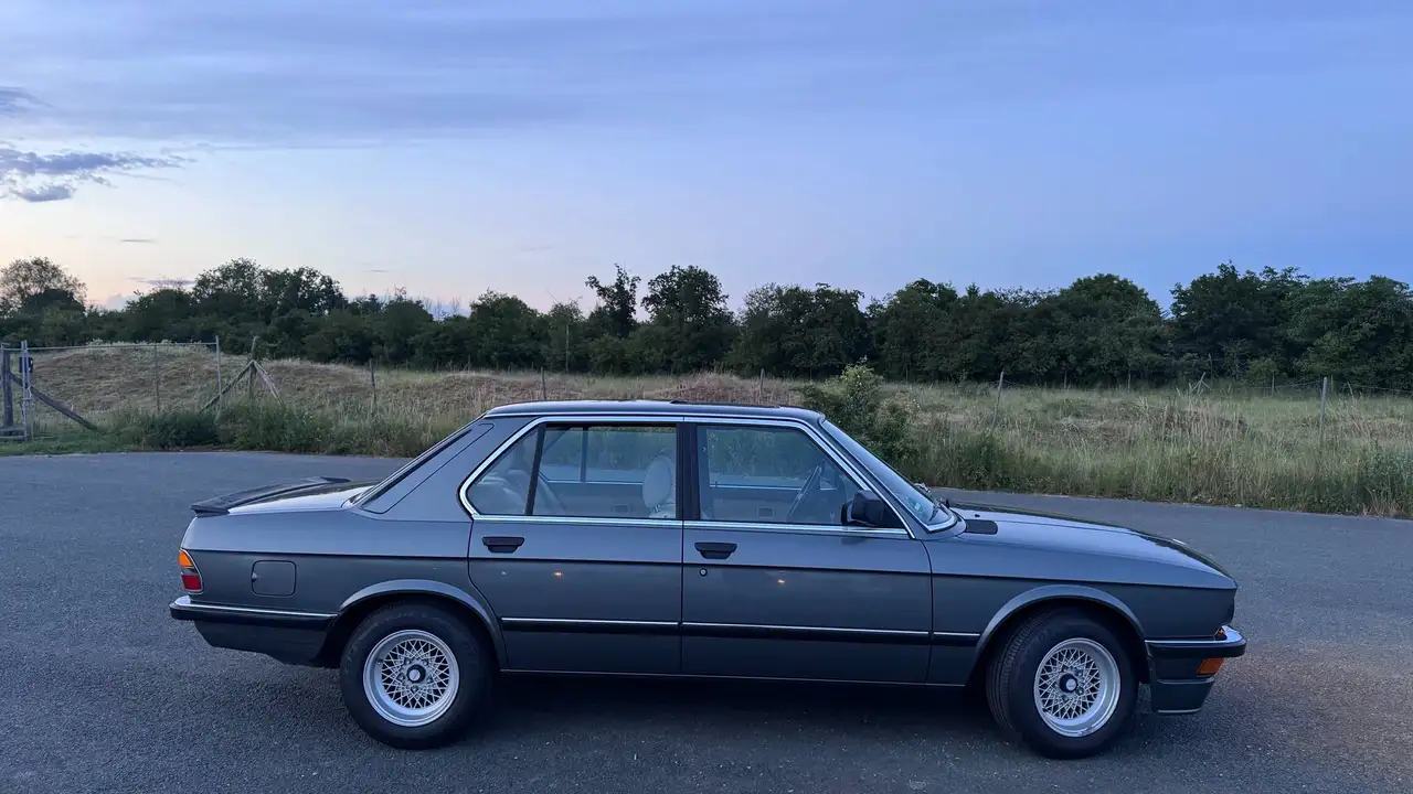 BMW 528i, foto 2