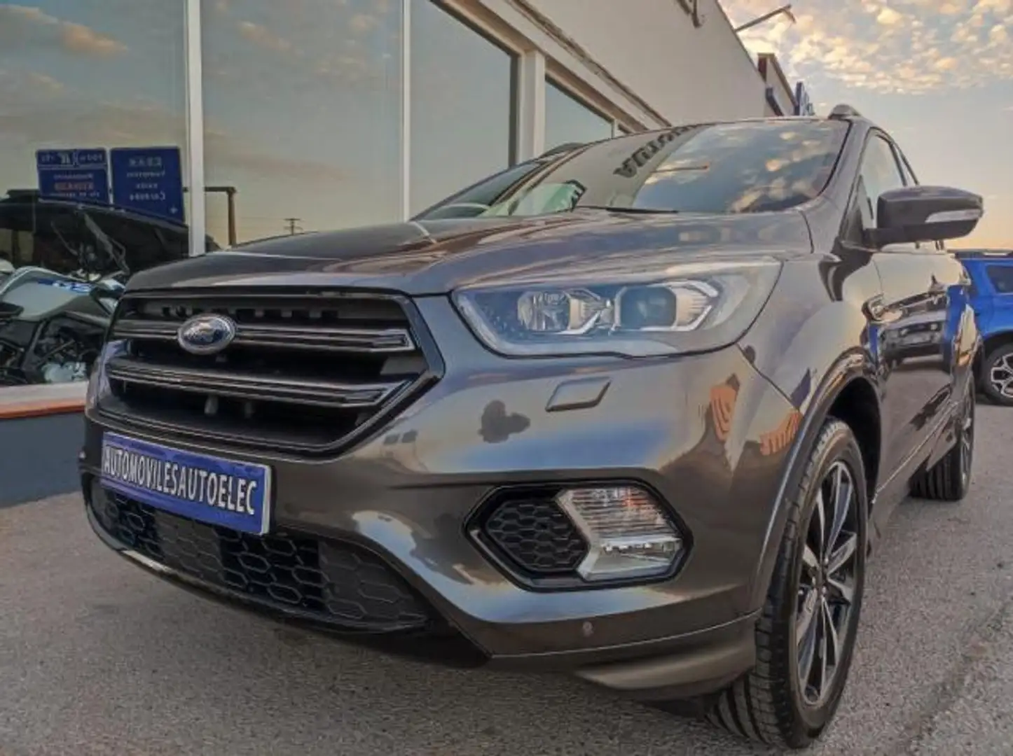 Ford Kuga 1.5TDCi Auto S&S ST-Line 4x2 120 Gris - 2