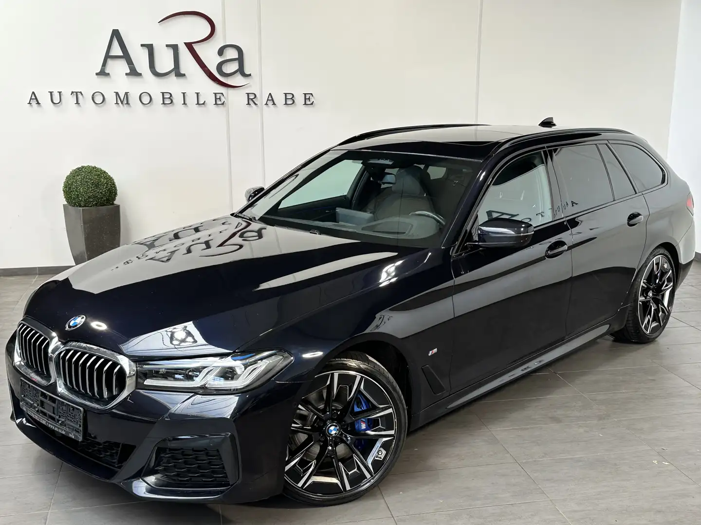 BMW 520 Touring M-Sport NAV+LASER+AHK+PANO+HUD+20ZO Schwarz - 1