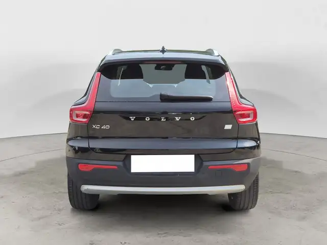 Volvo XC40 view 3