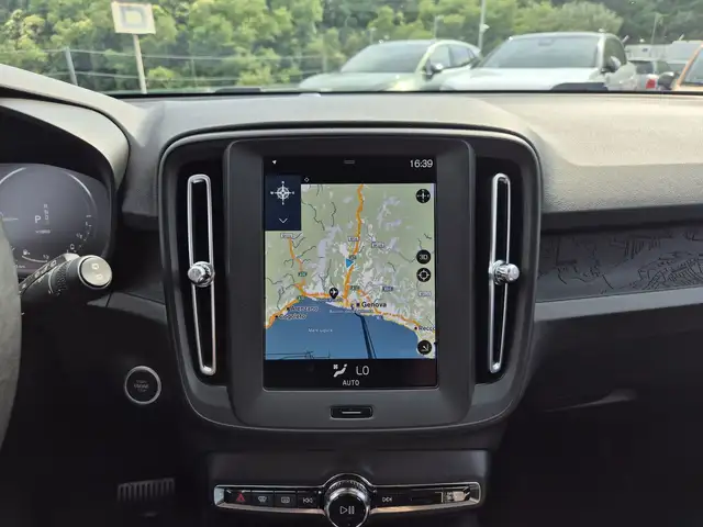 Volvo XC40 view 11