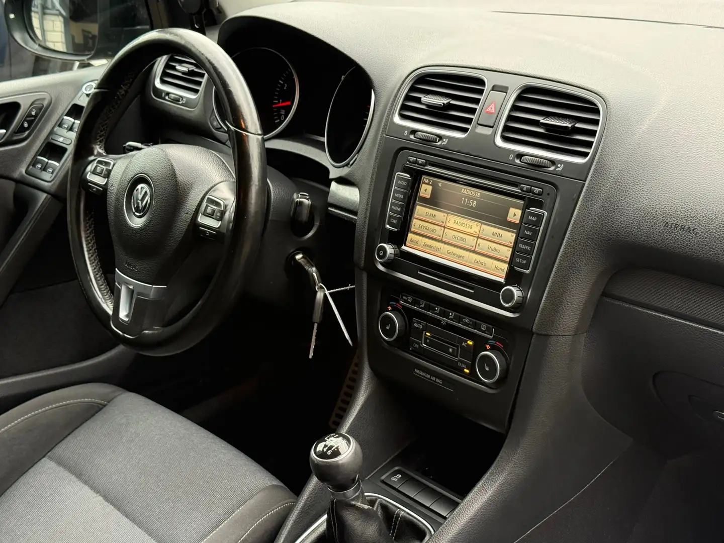 Volkswagen Golf 1.2 TSI Comfortline BlueMotion Navi Airco Cruise N Grau - 2