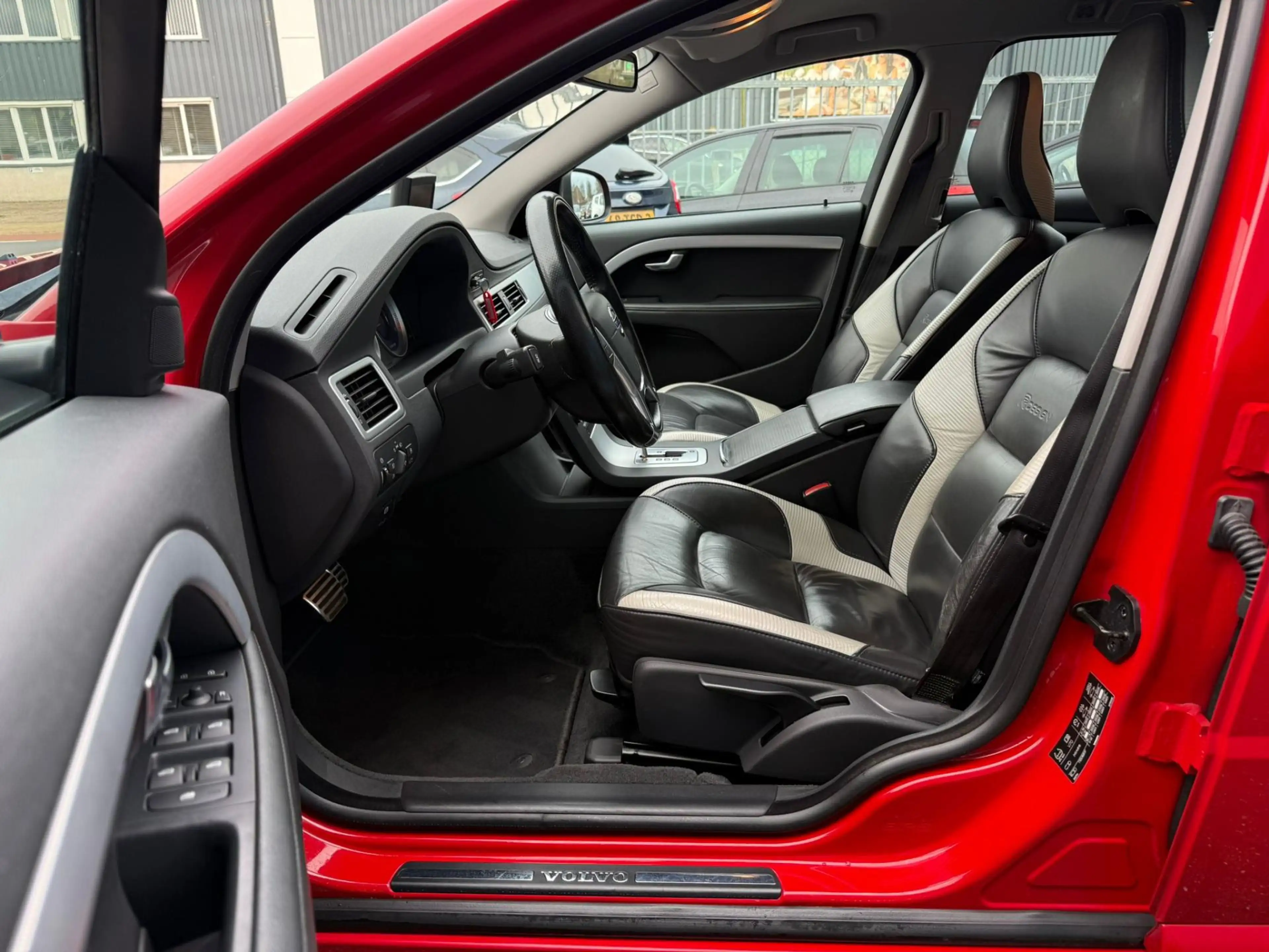 Volvo V70 2.0T R-Edition Automaat Leder Clima Cruise 18" Nav — photo 2