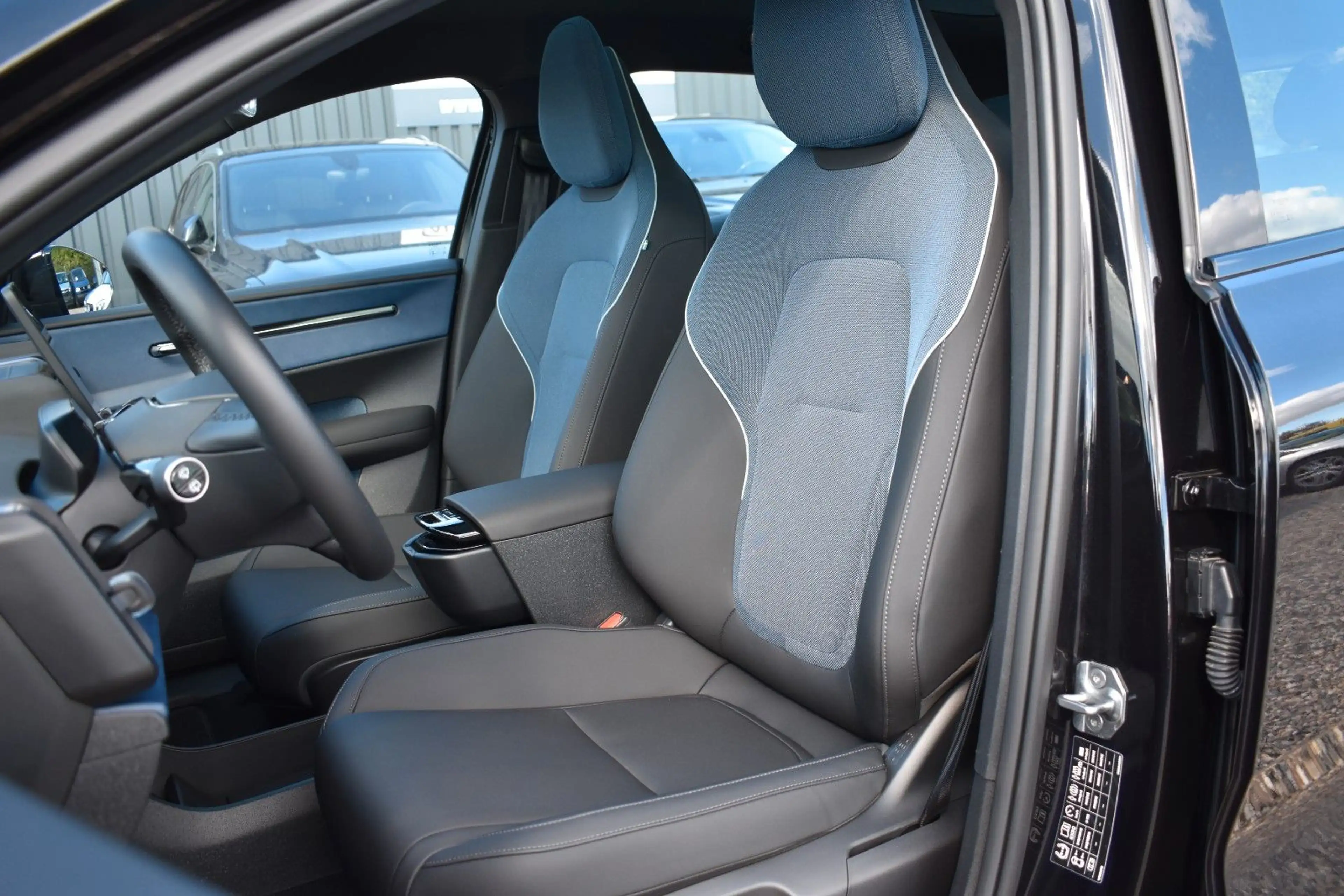 Volvo EX30 Ultra AWD Performance H&K/PANO/360°/ACC/STH — photo 13