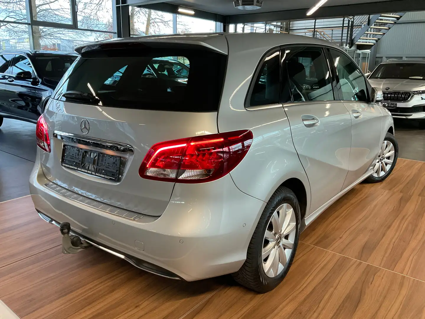 Mercedes-Benz B 180 B 180 Style AHK/GARMIN/SHZ/AUDIO20 Grau - 2