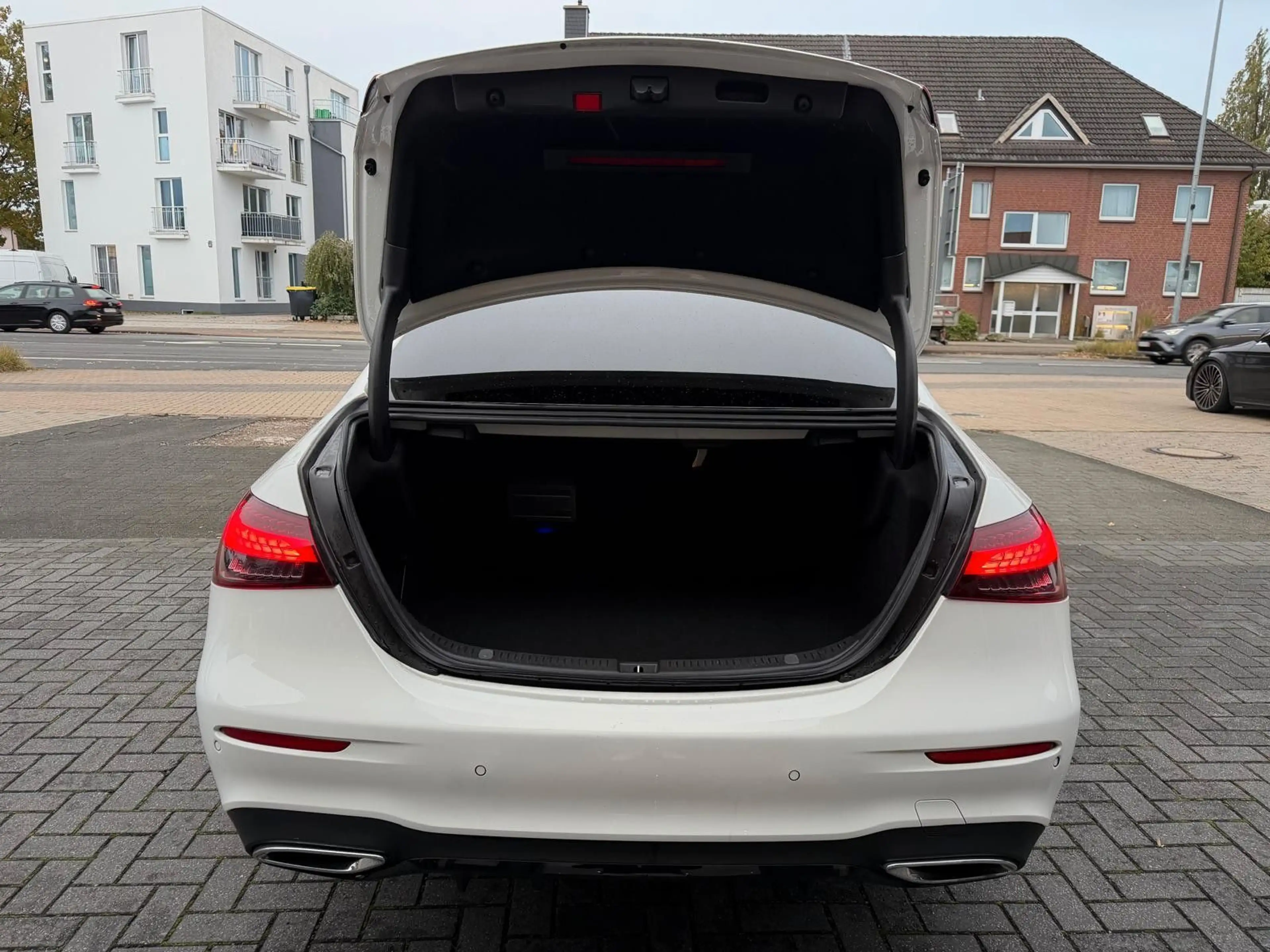 Mercedes-Benz E 220 d Limo. AMG/PANORAMA/MBUX/MULTIBEAM — photo 10