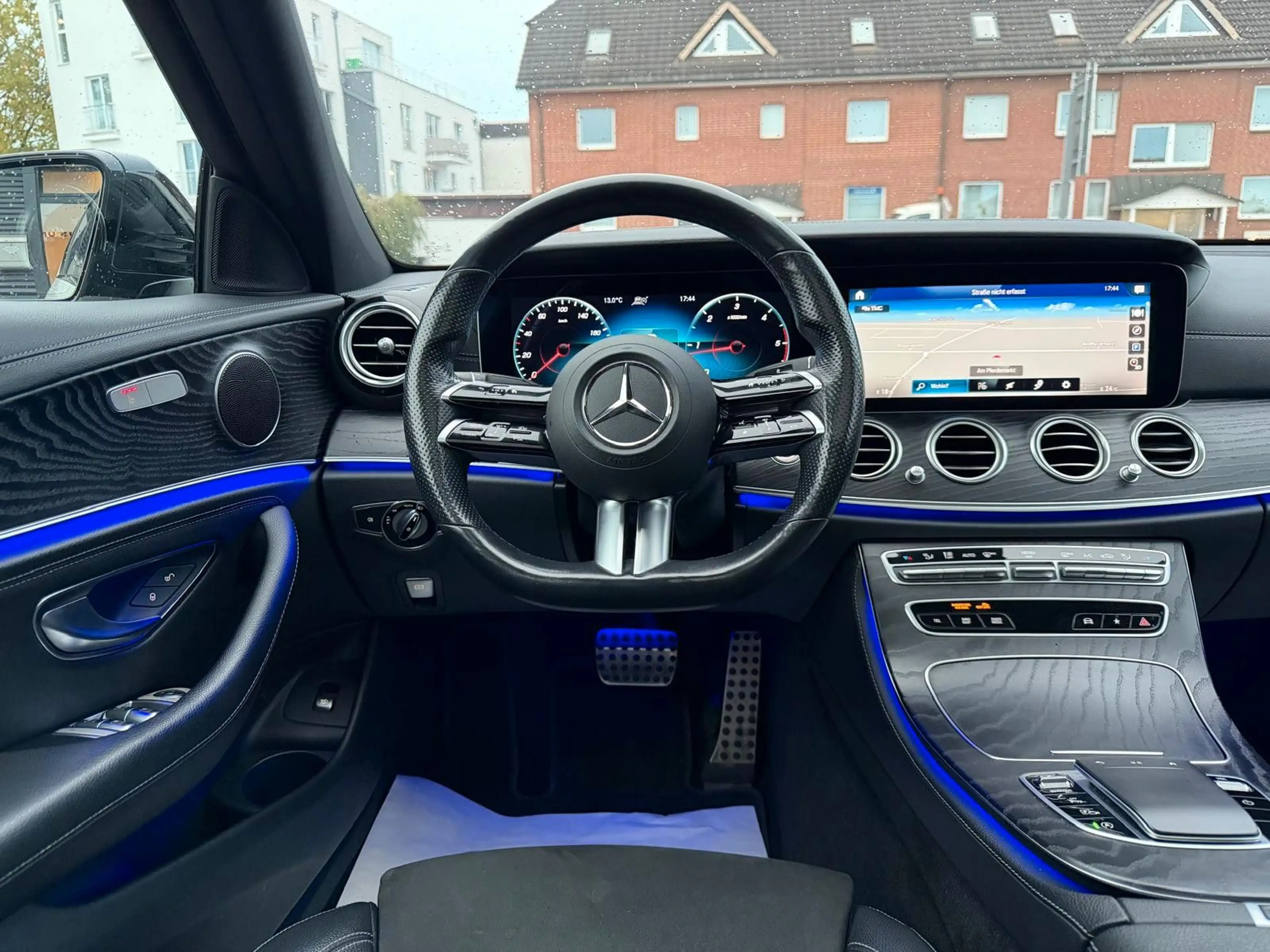 Mercedes-Benz E 220 d Limo. AMG/PANORAMA/MBUX/MULTIBEAM — photo 15