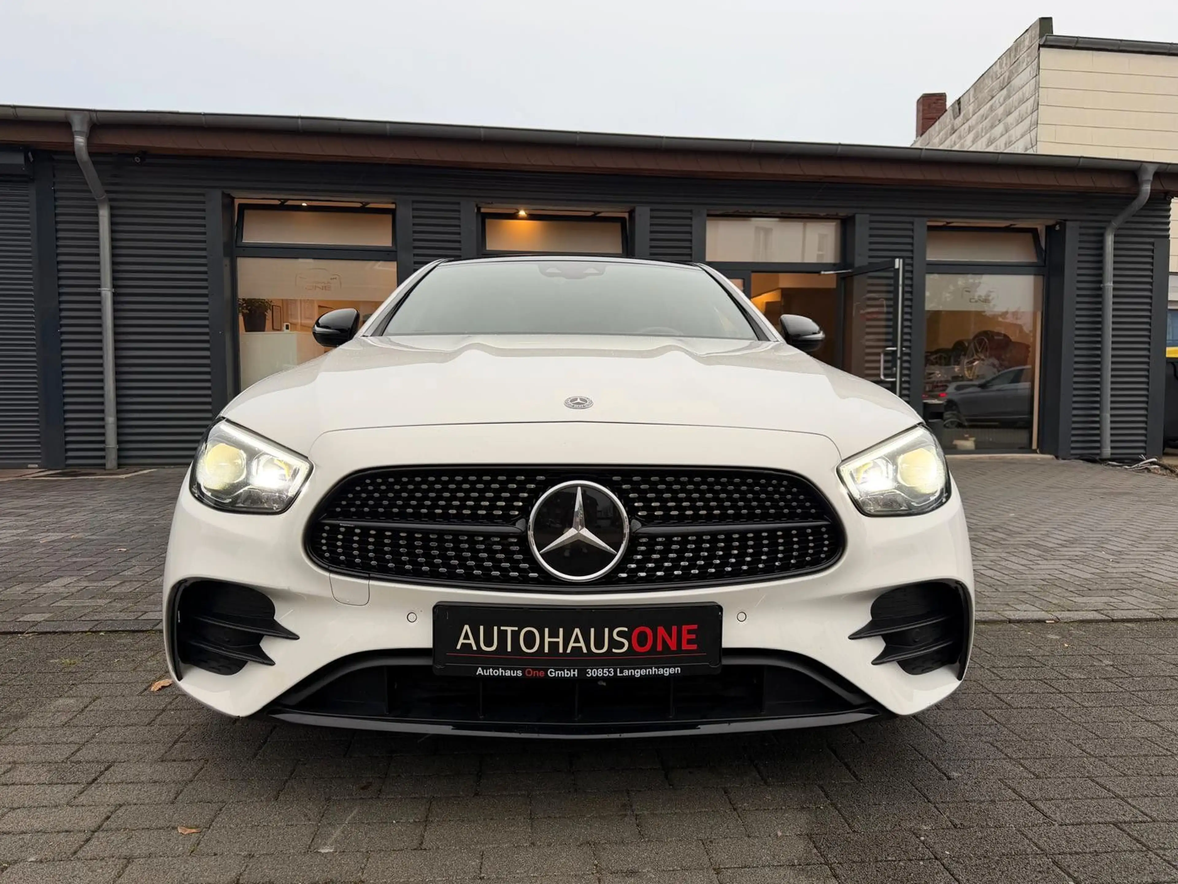 Mercedes-Benz E 220 d Limo. AMG/PANORAMA/MBUX/MULTIBEAM — photo 3