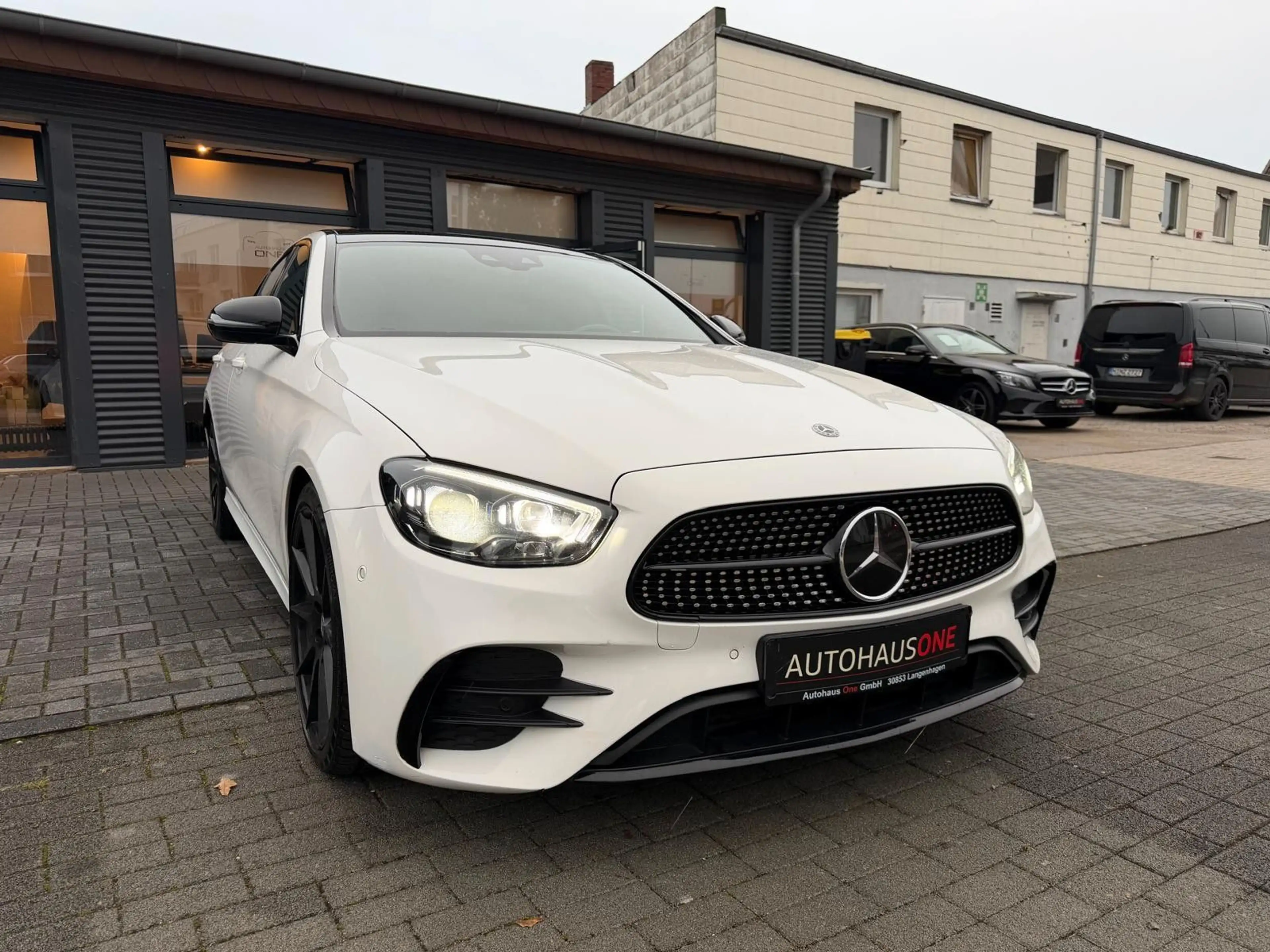Mercedes-Benz E 220 d Limo. AMG/PANORAMA/MBUX/MULTIBEAM — photo 4
