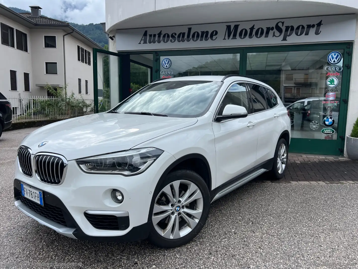 BMW X1 sDrive18d Advantage PELLE Blanc - 1