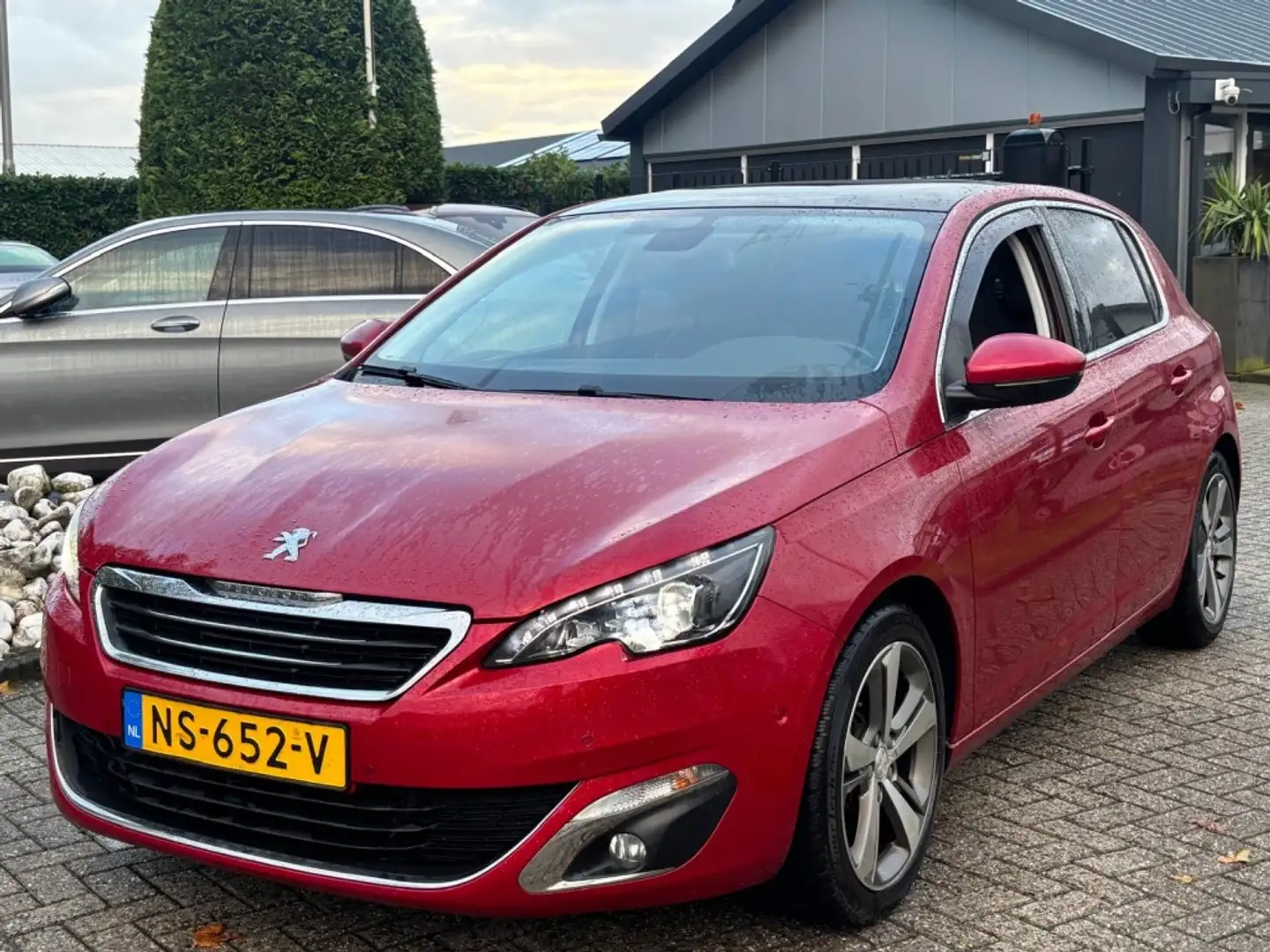 Peugeot 308 1.2 Benzine 5-Deurs 2017 Panorama Xenon Led Trekha Rot - 1